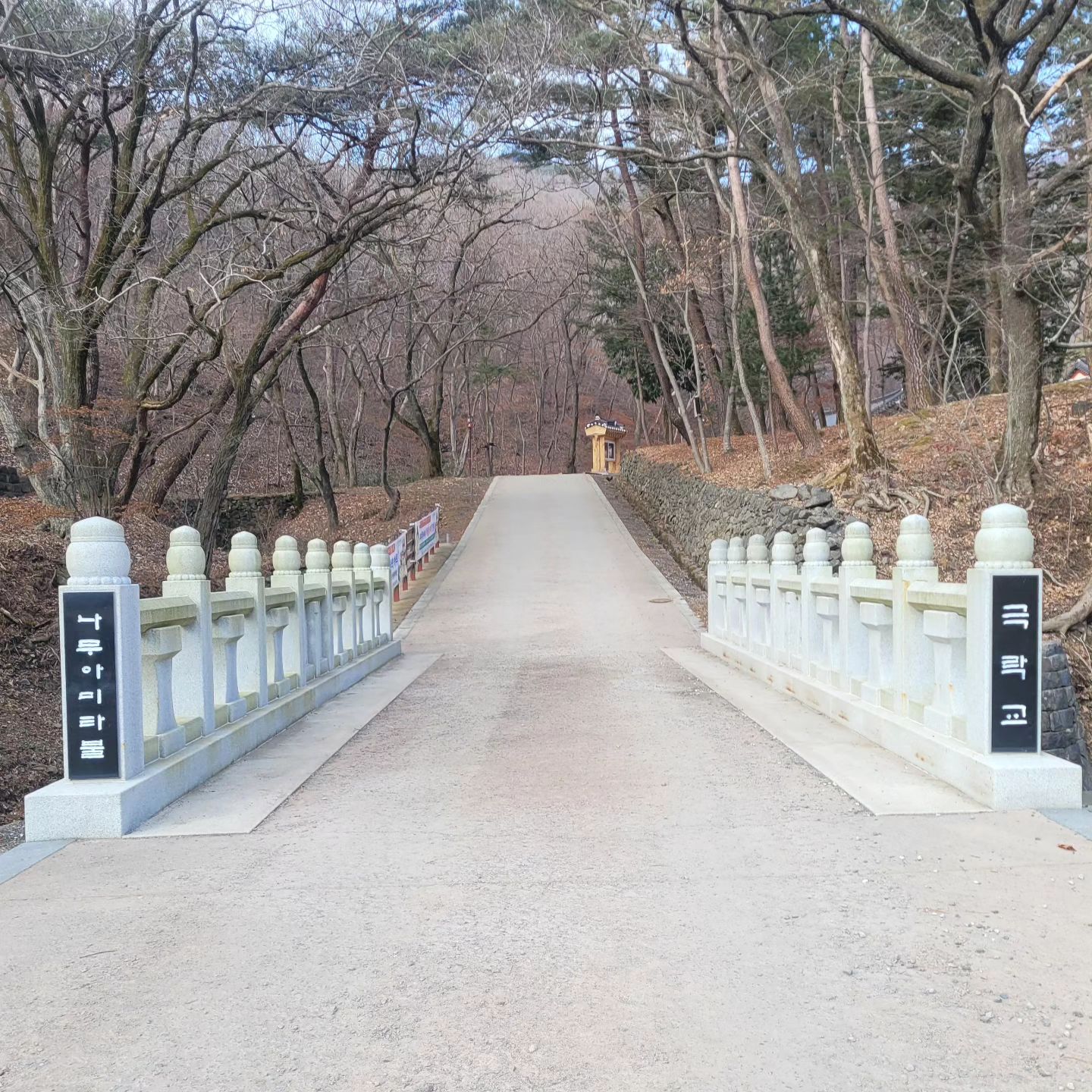 시작이 있음에 끝이 있고
그 끝은 누구도 결정할 수 없다.
실패가 끝이라 생각하지만
그 또한 자신의 선택일 뿐이다.
삶은 누구에게나 공평하지는 않다.
하지만 스스로 포기하는건 
모든걸 버리는 것 일 뿐
열정이 없어 실패할 뿐이다.
타고난 사주 팔자도
정답은 아니다.
열정과 믿음이 있다면
모든 것은 변할 수 있다.
삶은 정답이 없기 때문이다.

그러니

오롯이 너의 삶을 살아라!!!

#순천점집 #무당
