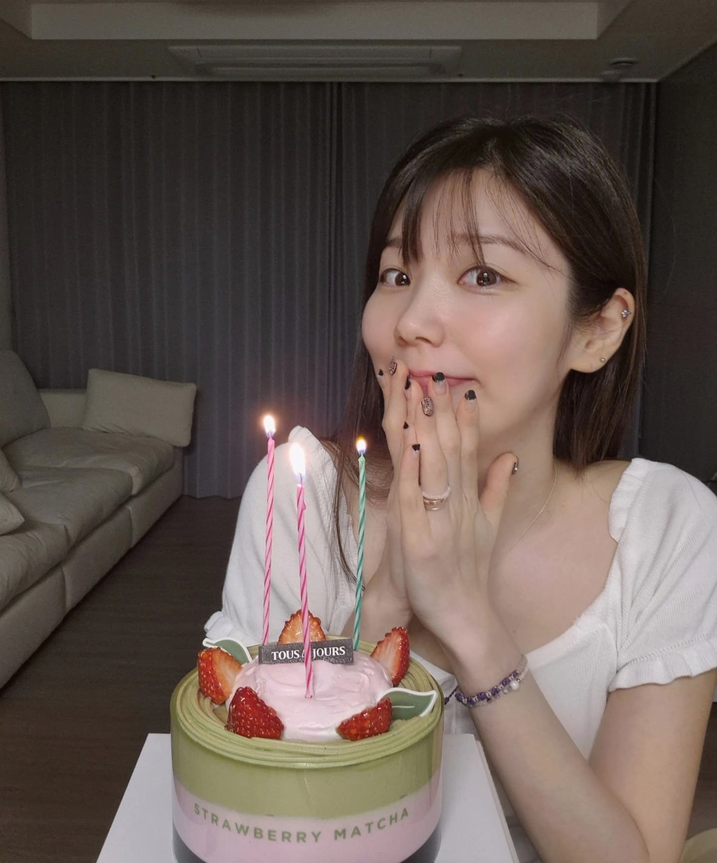 설날에 생일이라 나이를 2배로 먹은 기분's 🤭🩷🩵💛
바쁜 와중에 제 생일 챙겨주다니 감동에 감동이었어요.🥹히
2024 모두모두 새해 복 많이 받으세요 🙌❤️

#20240210
#알고싶지않아_도리도리
#초는더이상꽂지말아줘