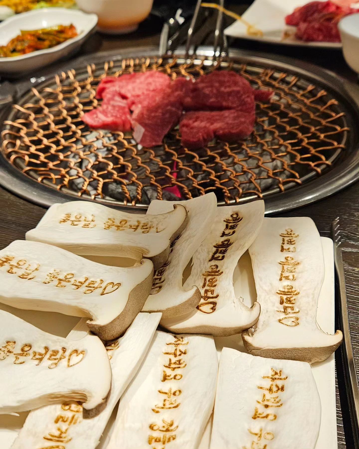 #회식
오랜만에 소고기로 배 채운 날 ㅋㅋㅋ
등심도 맛있지만 #뭉티기생고기 쫠~깃하니 맛나네~💗

원장님이 가져오신 와인도 굿굿~🍷
이런 회식 좋네요~😘

.
.
.