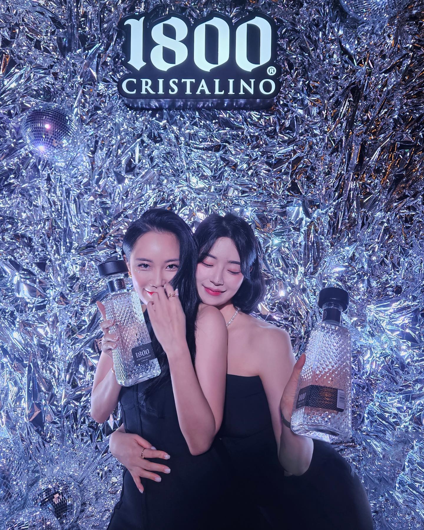 #1800Cristalino
1800크리스탈리노 국내런칭을 축하합니다 🥂
사실 데낄라는 원래 제가 선호하지않는 주종이였는데
크리스탈리노는 데낄라가 이렇게 맛있었나 하고 놀라면서 마셨네요
한때 애주가였던 수잔이 강력 추천합니다 🫣

이태원 글램에서 진행한 1800크리스탈리노 런칭파티 
바틀 디자인부터 맛 향까지 세마리 토끼를 다잡은 크리스탈리노 
고급스러워서 어느 자리든 어울릴거같아 자주 찾게될거같아요 
.
.
#1800 #1800크리스탈리노 #데낄라