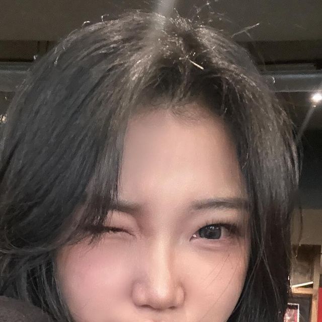  김나현 on Instagram: "여러분 요즘 제 얼굴이 변한것 같지 않나요~? 

다름이아니라 제가 요즘 받고있는 관리를 소개해드리려고해요
저는 요즘 비대칭관리를 위해 침을 맞고있는데요 
직접압박 또는 수술없이 혈자리 침으로 비대칭을 교정받고있어요 !! 저는 눈매가 사나워보이는게 스트레스 였는데 눈매가 많이 내려갔어요 그리고 팔자주름 완화와 입주변의 긴장감으로 얼굴에 불필요한 근육들이 있었는데 정리되면서 많이 매끄러워졌어요~! 

매번 사진을 찍어서 하나하나 비교하면서 그때그때 다르게 신경써서 침을 놔주세요 이제 7회차 인데 벌써 효과가 커서 빨리 소개해드려요 20회 다 받고 다시 경과 보여드리러올게요 !!

자세한 병원정보가 궁금하시면 DM주세요~

#광고#한방케어#안면비대칭#안면비대칭교정#대칭미인#자연산대칭미인#비대칭교정#카메라성형#쁘띠성형#팔자주름#팔자주름필러#눈매교정#눈썹교정#볼살축소#볼살교정#윤곽관리#얼굴윤곽관리#신부관리#턱관리#광대관리#얼굴축소#한방관리#아나운서얼굴관리#연예인얼굴관리#작은얼굴관리#티안나는성형#대칭교정"