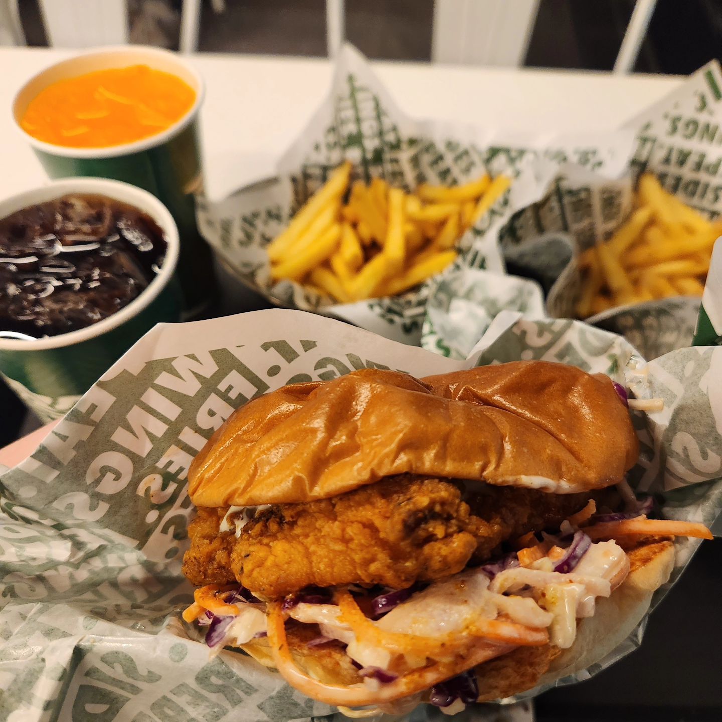 #협찬 윙스탑 강남점 wingstopkr
서울 강남구 봉은사로2길 20
0507-1334-1554
매일11:00 - 23:00 (22:30 라스트오더)

미국 버팔로윙 오리지날 맛집 윙스탑에 다녀왔어요. 미국식 윙하면 다아는 윙스탑에서 치킨윙도 유명하지만 이번에 큼지막한 치킨텐더들이 들어간 9가지 다양한 맛중 내맘대로 골라먹을수 있는 빅플레이버 버거가 출시됐어요. 12월 한달간 행사 진행중으로 7,900원 단품 가격으로 빅플레이버 버거 세트로 무료 업그레이드 해서 즐길수 있어요. 탄산음료 리필도 1회 무료입니다. 12 월 한정으로 윙스탑 1만원 이상 구매고객은 버드와이저 생맥주 잔당 단돈 2천원으로 치맥 치킨윙 맥주 즐길수 있는 찬스 놓치지 마세요. 

빅플레이버 버거는 매운맛 어토믹과 인페르노, 중간매운맛 오리지널 버팔로 , 전혀 안매운맛 루이지아나럽 등 9가지 다양한 맛들중에서 취향껏 선택할수 있다는 점이 너무 좋아요. 큼지막한 치킨텐더가 2조각이나 들어가 있고 번 텐더 샐러드가 조화롭게 구성되어 한입 먹으니 환상이네요. 함께 나오는 사이드 프렌치프라이와 랜치소스의 궁합도 너무 잘 어울렸어요.

#윙스탑 #빅플레이버버거 #치킨버거 #버거출시 #이벤트 #할인이벤트 #브리오슈 #코울슬로 #렌치소스 #치킨패티 #감튀맛집 #사이드맛집 #wingstop #햄버거세트 #햄버거추천 #햄 #치킨버거맛집 #강남맛집 #강남역맛집 #강남버거맛집 #어니언링 #치킨텐더 #연말이벤트 #찐맛집 #강남역햄버거 #햄버거맛집추천 #햄버거추천맛집 #버거맛집 #버거맛집추천