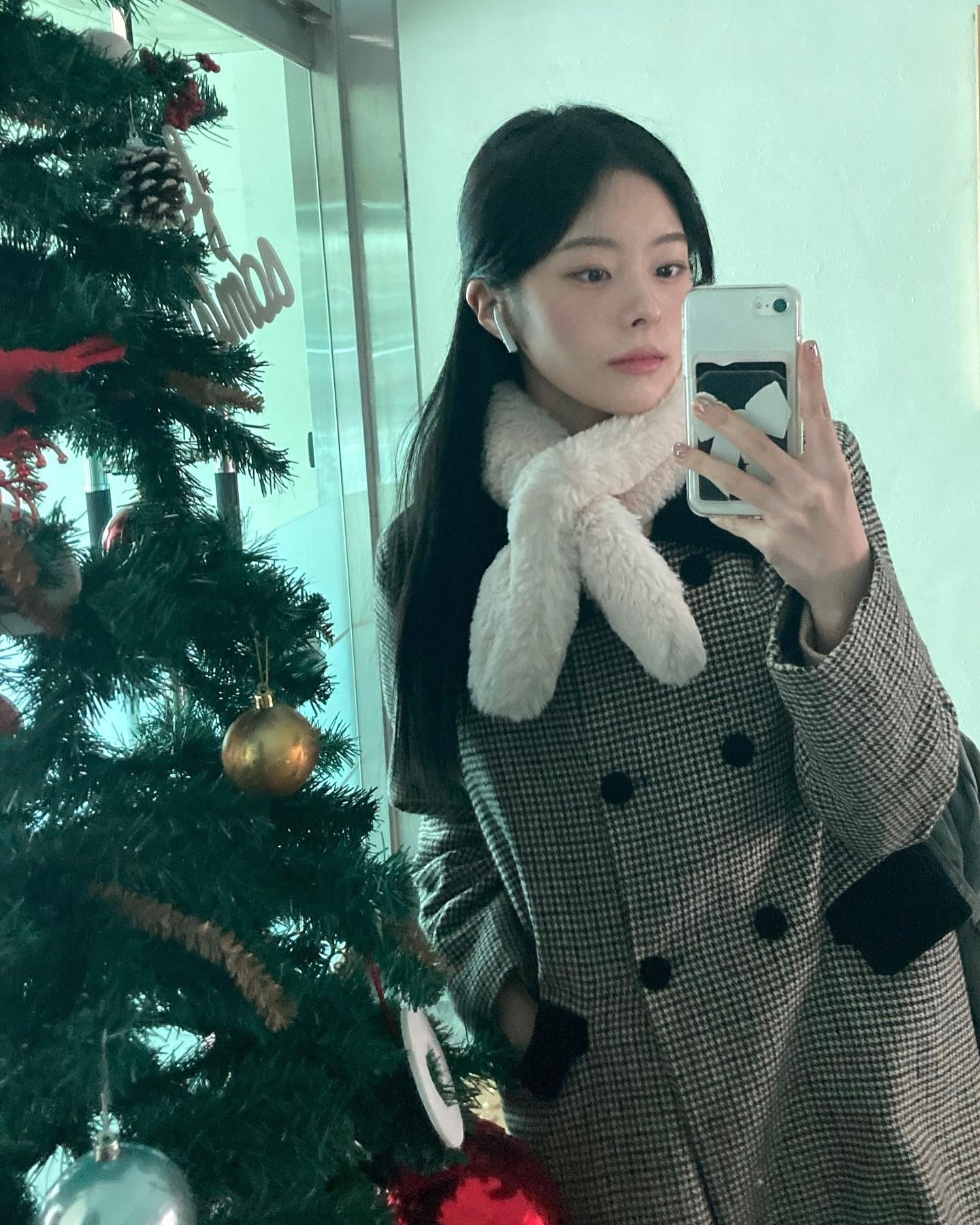 12/25 🎄⛄️🌨️

#크리스마스 #크리스마스트리 #크리스마스네일 #christmas #christmastree #거울샷 #연말 #연말룩 #겨울네일 #겨울코디 #lb #lblb #followforfollowback #체크자켓 #체크코트 #목도리