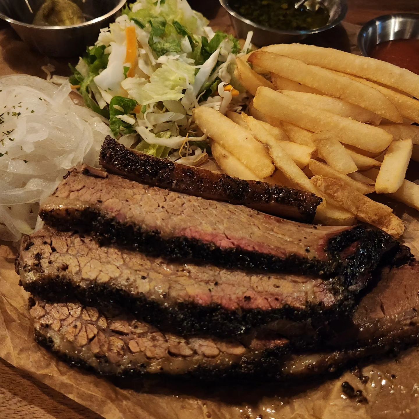 🍽 관저동 바베큐맛집 오프셋하우스 🍽

오늘의 메뉴 : 브리스킷플래터

참나무 장작으로 12시간 이상 훈연하여 만든
바베큐 드디어 먹어봤따😖🤎🤎

텍사스에 와있는듯한 매장 분위기는 물론이고
음악까지🎶 뭐 하나 빠질게 없는 곳!

브리스킷은 소의 앞가슴이라는뎁..🐮
넘나 부드러워서 살살 녹아비림ㅇ0ㅇ!!
포크로 집으면 부드러워서 바스스 부셔질 정도임

한입 두입 세입😋
소고기의 육즙과 참나무의 향이 입에서 춤춘다😏👉

함께 나오는 감자튀김, 맥앤치즈, 샐러드는
맛이 차아암 고급지댜✨️✨️
수제소스 칠리소스까지 갓벽!
또띠아에 돌돌 말아먹으면 더 맛있으니 당장 메모📝

올해 마지막 소고기 요리로 오프셋하우스에 가기 잘해따!
관저동 맛집 푸파 이번에도 성공적🤎
offset_house

#관저동데이트 #관저동맛집 #대전바베큐
#대전맛집 #관저동맛집추천 #대전기념일
#관저동식당 #관저동저녁 #관저동모임
#맞팔 #맞팔환영 #맞팔해요 

이 글은 리뷰노트를 통하여 본 업체에서 제품 또는 서비스를 제공받아 작성된 글 입니다.