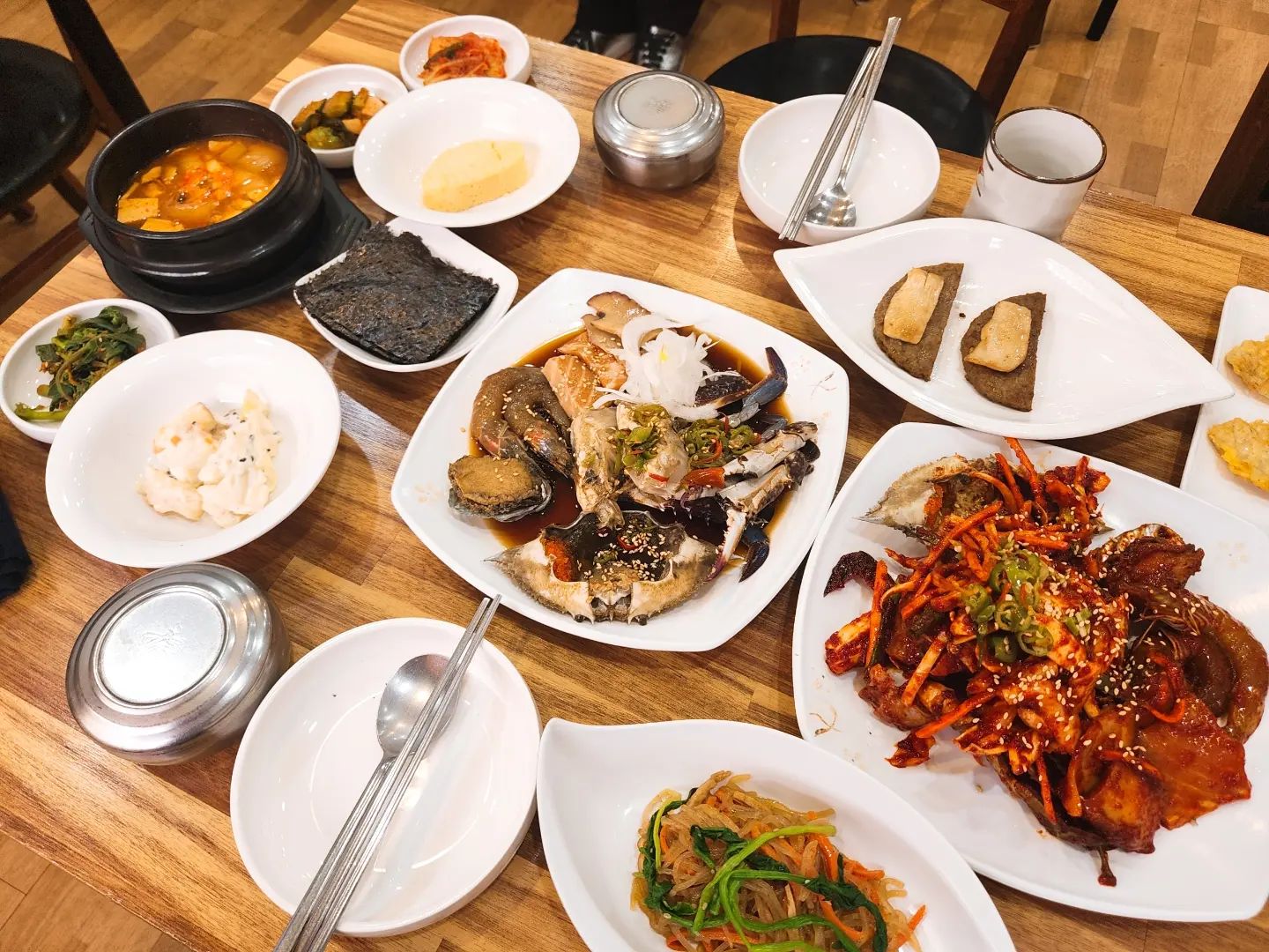#협찬 #잇요미맛집 
#본가진미간장게장 #잠실맛집 #찐맛집

찐맛집 소개해드리고 싶어서 돌아왔습니당🩷
게장귀신 잇요미가 추천하는 #게장맛집 
워낙 맛있다고 유명하고 먹스타그램분들께서 많이 방문하셔서 저도 익히 알고 있었던 송파진미간장게장인데요 ^-^
저는 숫꽃게정식으로 먹었는데도 너무 행복해서 강추드리고 싶은 맛집입니다...🩷🩷🩷🩷🩷🩷

다음번에 암게장으로 달려~~~~~!!

간장게장, 양념게장,새우장,전복장 다양하게 맛볼수있는 점도 굉장히 만족스러웠구 특별하게 맛있는 매력에 반했던 맛집입니다♡♡

무엇보다 여기는 반찬 전체가 하나하나 맛있어서 정말 놀라운 곳이었어요ㅎㅎ
보통 게장맛집인데 사이드 반찬들도 훌륭한데가 그렇게 찾기 힘들고 
게장 하나면 밥 뚝딱이기에 반찬에 큰 기대를 안하잖아요!? 
하지만 여기는 진짜 하나하나 다 맛있고 괜히 유명한데가 아니더라구요ㅠㅠㅠ송파진미간장게장 최고🩷🩷🩷🩷🩷
진미간장게장 먹으로 잠실갈만큼 너무 맛있는 곳이라 꼭 추천드리고 싶습니다 :) 
다시 잇요미활동 활발히 하도록 노력할게요!! 
잇님들 즐거운 저녁되세요♡

#서울간장게장맛집 #서울맛집 #방이동맛집 #석촌역맛집 #송리단길맛집 #석촌호수맛집 #잠실맛집 #잠실간장게장 #간장게장맛집 #본가진미간장게장 #스토리앤체험단 #스토리앤