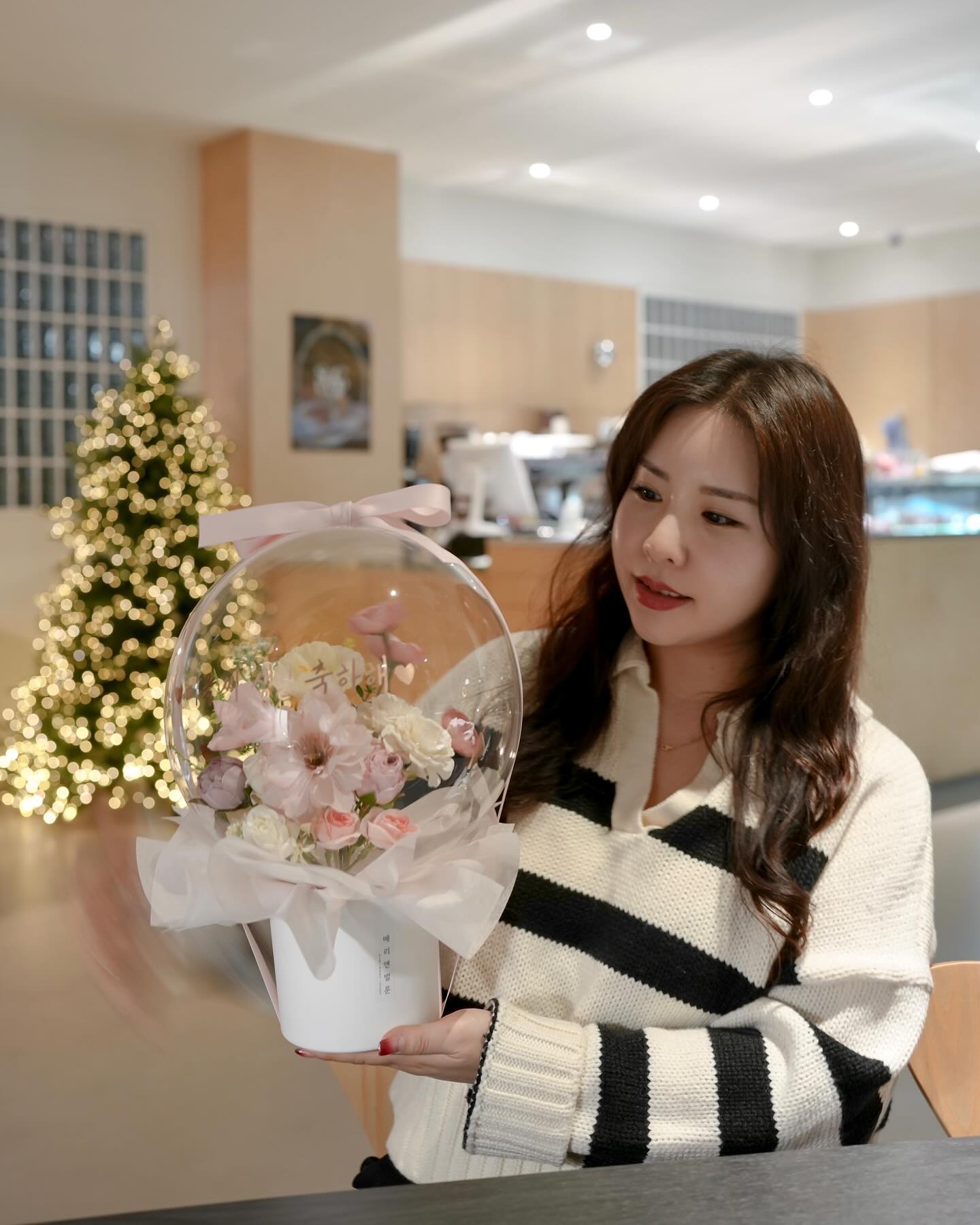 #협찬 mary_anne_balloon 

생일선물로 그냥 꽃다발말구 꽃풍선으로 준비해봤어요💐🎈

원하는 꽃디자인과 컬러 그리고 꽃다발, 꽃화분까지 세세하게 선택가능💗
풍선에 원하는 문구도 새길수있어요🥰
전문플로리스트1급 자격증소지하셔서 그런지 꽃조합 완전 최고🌷🌹💐
특히 꽃풍선은 1~2달 풍선모양 유지되서 오래볼수있어서 넘 좋더라구요🫧
기념일 2~3일전에 미리예약해서 비대면으로 시간제한없이 언제든 찾을수있어서 완전 편리하고 퀵까지 가능👍
선물과 함께 주니까 받는사람도 넘 신기해하고 좋아해서 더욱 행복하더라구요☺️