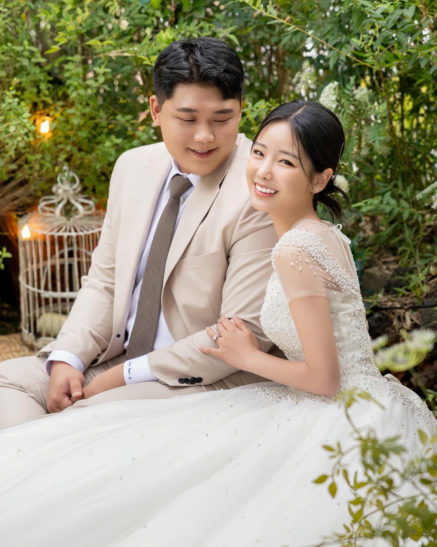 𝓦-𝟏 🕊️𝓦𝓮𝓭𝓭𝓲𝓷𝓰 𝓓𝓪𝔂🕊️
🤵🏻ℂ𝕙𝕠𝕚 𝕁𝕦𝕟 𝕐𝕠𝕦𝕝 🤍 👰🏻‍♀️𝕃𝕖𝕖 𝕐𝕦 𝕁𝕚𝕟

평생을 함께하고싶은 사람을 만나 
함께하는 두번째 겨울날 이제는 부부로서
새로운 시작을 하고자 합니다. ⛄️☃️

한 분 한 분 찾아뵙고 인사드리는 것이 예의지만
갑작스러운 연락이 부담이 되진 않을까 
조심스러운 마음에 선뜻 소식을 전달드리지
못한 분들도 있습니다. 
너그러이 이해해주시고 먼저 연락해주시면
감사한 마음으로 기쁜 소식 전하겠습니다.

저희 부부의 시작에 
귀한 걸음으로 축하해주시는 분들,
멀리서 기도하고 응원해주시는 분들
모두에게 진심으로 감사드립니다.

소중한 마음 평생 잊지 않고 섬기며 살아가는
아름다운 가정을 꾸리도록 하겠습니다.🤍