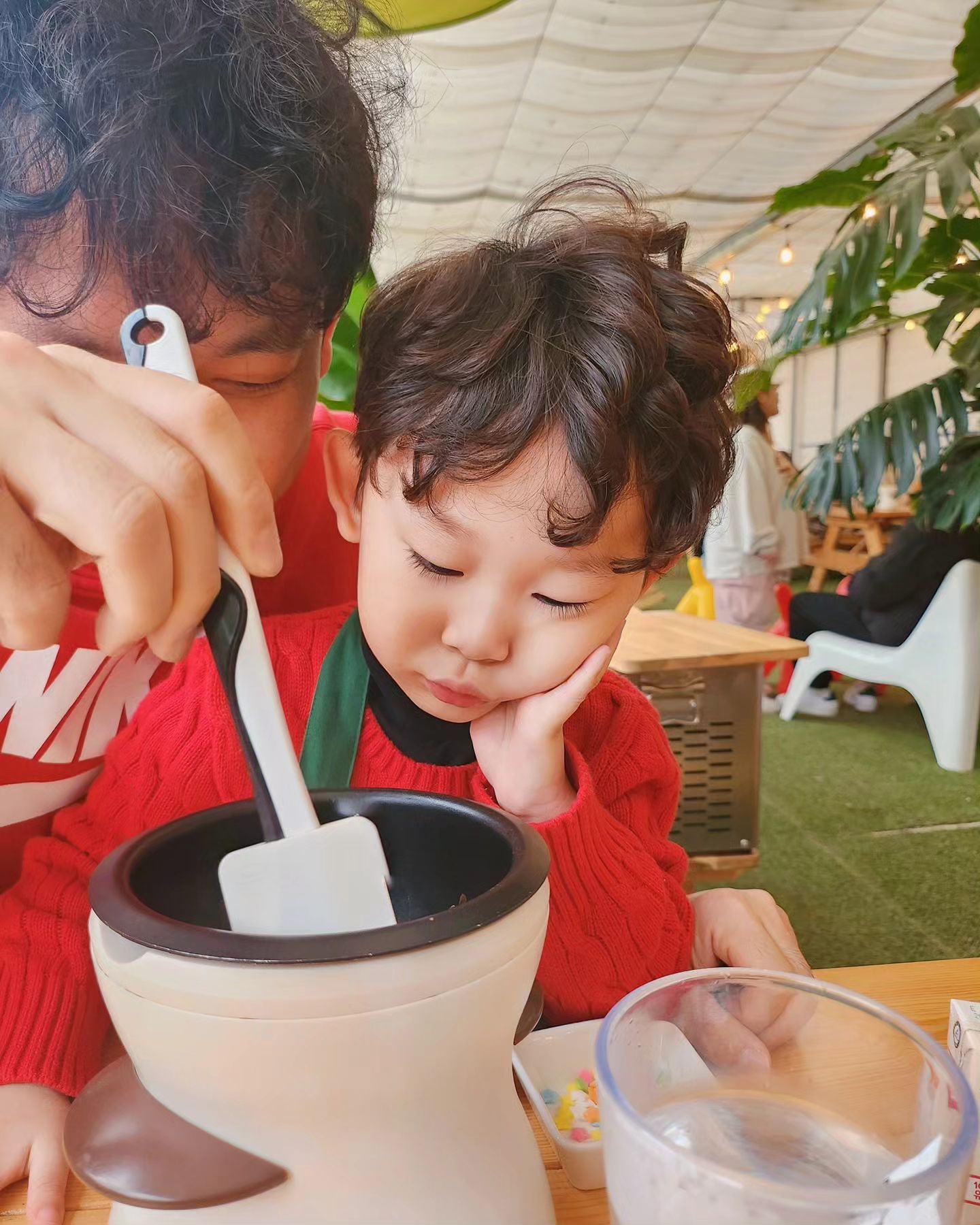 오늘은 외동놀이🫶
퐁듀도 하고 피자도 만들고 딸기도 따고
혼자서 척척 🥹 #36개월 이지만 내눈에는
훨~씬 더 커보이고 언제 이렇게 컸나 싶고 
뭔가 짠하고 ㅠㅠ 호르몬 노예인 엄만 또
글쓰면서 눙무리 😭🥹

어때요?!
마지막 사진은 서율이 혼자 만든
완성작인데 진~짜 너무 잘 만들었죠?😍

너무 애기라고 생각하고
모든 제가 해주려 하지만 혼자 스스로 하려하고
제 예상보다 늘 앞서나가있는 서율이 !
엄마인 제가 오히려 배우는게 더 많은 요즘이랍니다😂

.
.

#외동놀이 #남매맘 #딸기체험 #주말여행 #주말만기다려 #주말부부 #더낳은삶을위해 #더화이팅 #우리가족사랑해💕