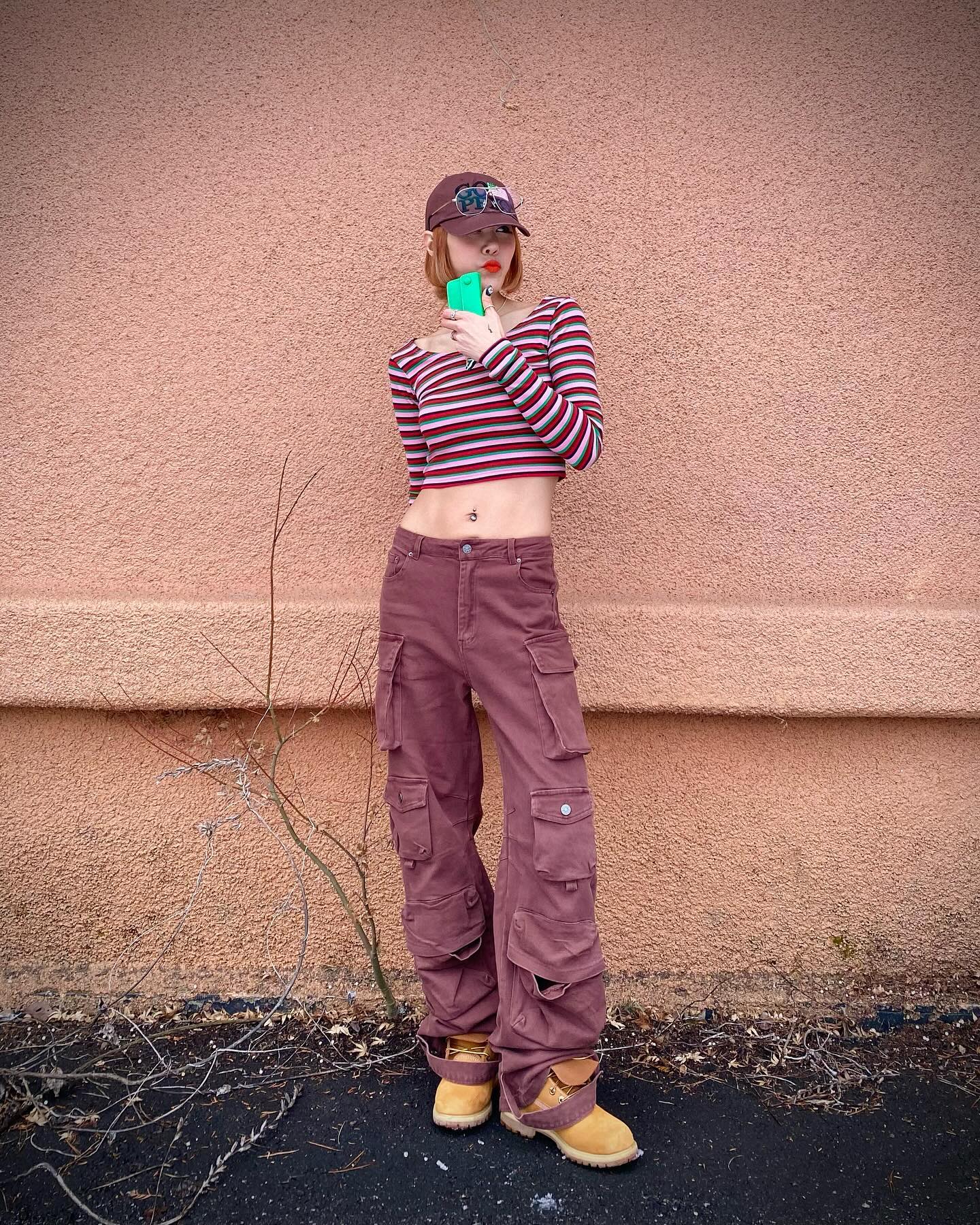 #협찬
•
20240121
•
다음주부터추워진다니
이번주에
봄인것마냥 배까고입기🤭🔥
•
#르마스크
#도트3단아코디언동전카드지갑
•
ㄴ카드슬롯3칸,지퍼슬롯1칸
  뒷면에도 카드한장수납👌🏻
ㄴ아코디언디자인으로 분리수납가능
ㄴ지퍼슬롯이 있어 동전수납가능
 (일본여행갈때 좋아요!)
ㄴ천연소가죽
ㄴ8가지 다양한색상
•
•
역시
그린은 사랑입니다🫶🏻💚
난 열쇠고리를달아서
키링처럼들고다녔더니
잃어버릴걱정까지없고
#얼마나좋아😆
•
•
전안추웠습니다😁
#배드걸일상
•
•
lemasque_official
 #lemasque #카드지갑
#여자카드지갑 #카드지갑추천 #지갑추천
#아코디언지갑 #동전지갑#천연가죽지갑#그린카드지갑 #힙혜오피셜