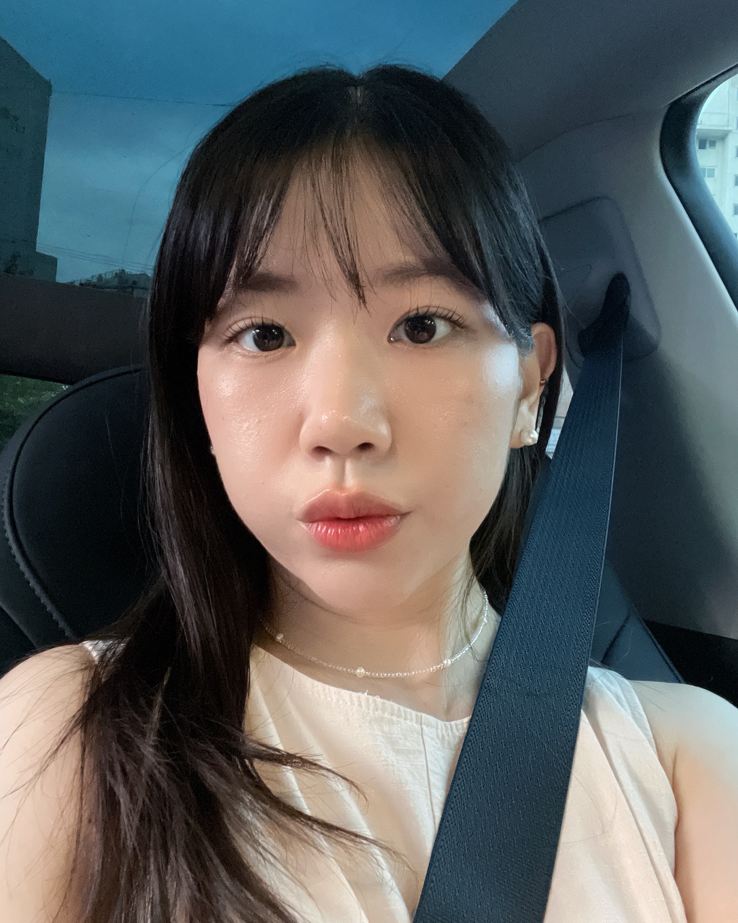 🩷중요한 날 앞두고 꼬옥 하는 두가지✌🏻🩷

나의 외모 치트키📈
속눈썹펌 그리고 앞머리자르기!!!🧏🏻‍♀️

나는 속눈썹이 쪼매 마니 길어서 마스카라로 고정 절대모테...
속눈썹펌은 그저 나에게 빛과소금✨
늘 봄의아이에게 감사드리며 속눈썹펌 맛집 최고❤️ spring._.eye 

그리고 늘 기르다 이건 아니다하고 자르는 나의 앞머리
나도 여성스럽게 앞머리 기르고싶다구요ㅠㅠ
하지만 난 앞머리있어야 더 얼굴이 화려해보여요..🙂‍↕️
자기 객관화가 잘 되어있어서 다행인건가ㅋㅋㅋ

치트키달고 올영가서 립템까지 득템함 오늘
셀카 마니마니 찍어야지🧏🏻‍♀️🧏🏻‍♀️🧏🏻‍♀️

그래서 내피부 어떤데~ 그날인데 이정도면 만족스럽지
외모 치트키에 이정도 피부면 자존감 만렙 쌉가능💪🏻💪🏻

☝🏻다들 외모 치트키 하나씩 댓글로 풀어볼까용??