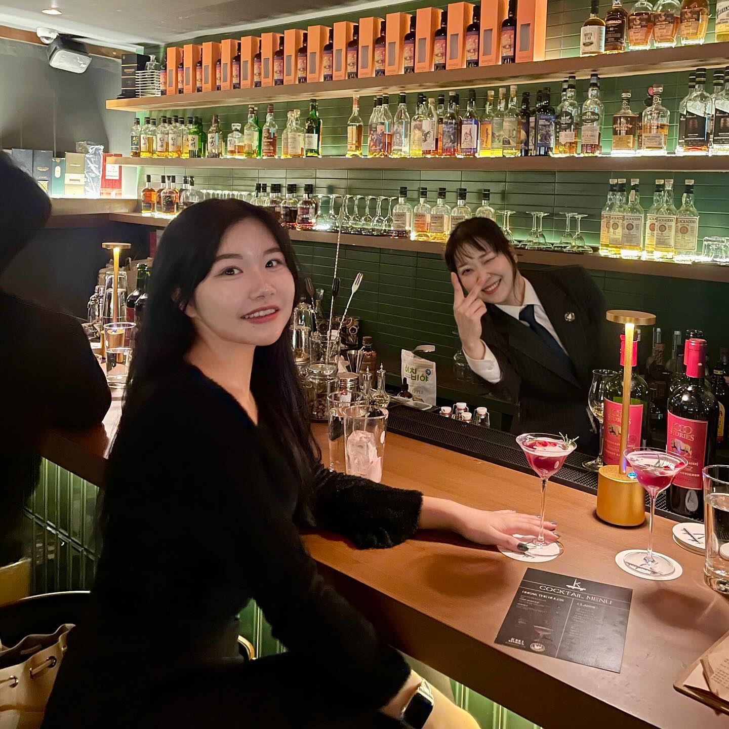 #초대

1000스토리즈와 위스키 성지 케이바가(K-Bar) 만나 콜라보 행사를 진행했는데요! 

“1000스토리즈 X  ElLLEM  게스트 바텐딩 at 케이바” 
빌라레코드의 ELLEN 바텐더님께서 직접 칵테일도 바로 앞에서 만들어 주셨는데, 달달하지만 다크한 끝맛이 매력적인 DARK HERITAGE와 상큼한 매력에 빠졌던 SUNSET 칵테일까지! 황홀했던 시간이었어요✨✨
1열에서 직관한 사람 나야 나..🥹🫶🏻

마스터 소믈리에 밥 블루가 탄생시킨 Bourbon Barrel 숙성 와인, 1000스토리즈🍷
1000스토리즈 진판델과 카베르네 소비뇽도 시음해볼 수 있었는데, 끝맛까지 진한 진판델이 제 스타일이었어요 ㅎㅎ

위스키와 와인의 매력에 또 한번 퐁당 빠져본 시간이었답니다
초대해주셔서 감사합니다아❤️ ayoungfbc 

#1000스토리즈 #케이바 #위스키 #와인 #연남 #칵테일 #빌라레코드 #아영fbc