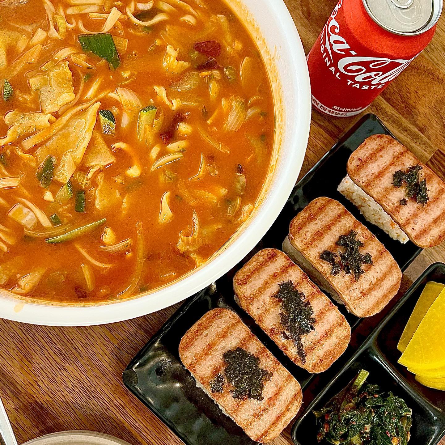 🍽️

연애 시절 전남친(현남편)과 갔던 추억의 맛집
이게 그렇게 먹고 싶어서
한시간 달려서 다녀옴😋
오랜만에 갔는데 그때 그 맛은 아니었지만
그래도 먹고 싶은 거 먹어서 행복했다

#신혼부부 #바람난수제비