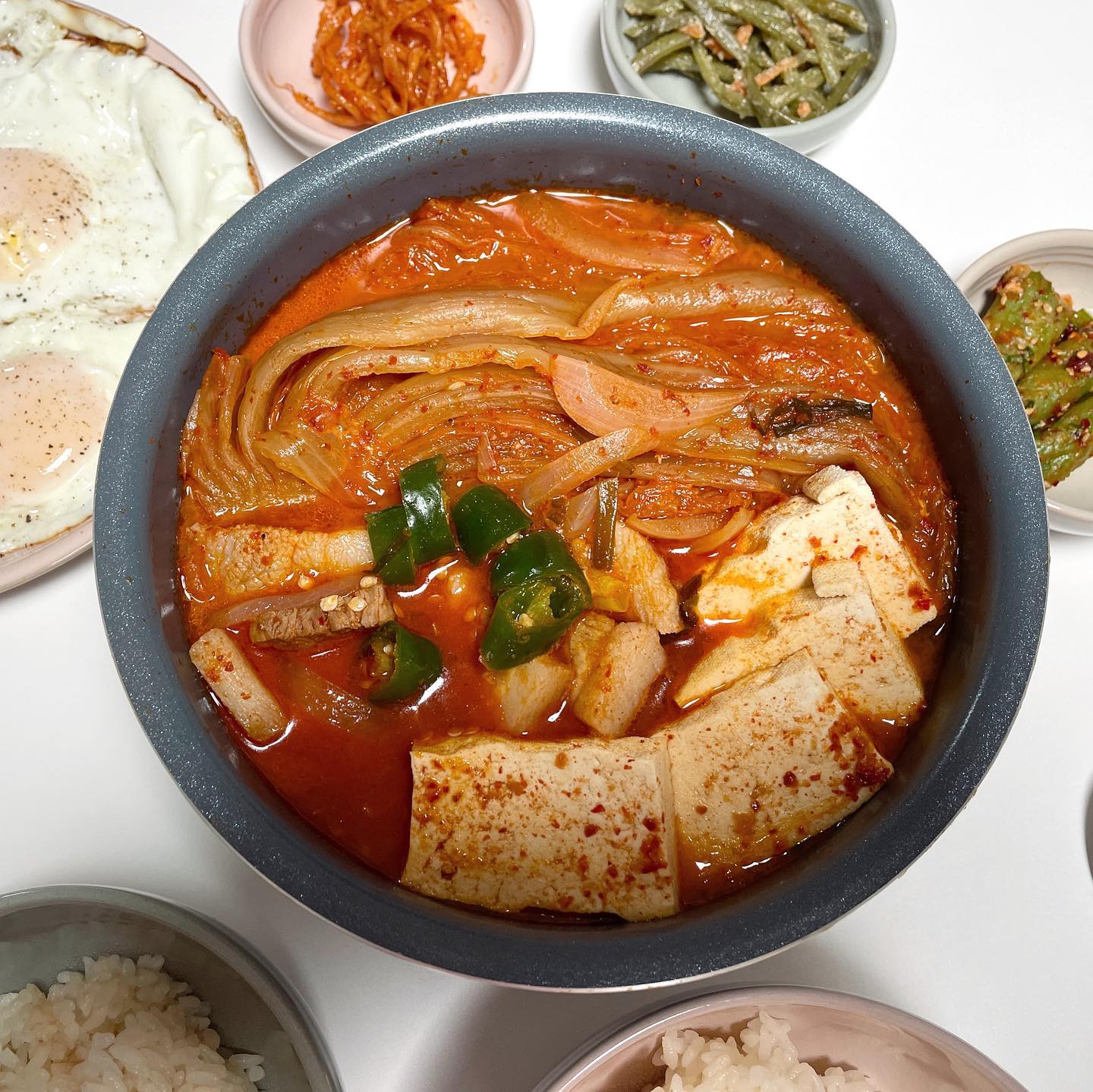 김장철이 다가오고 있어요! 
부지런히 묵은지를 소진해야 또 새로운 김치로 채울 수 있으니 열심히 먹는 중이에요ㅋㅋ 

어제는 삼겹살 듬뿍 넣고 묵은지김치찌개를 만들어먹었어요❤️ 김치찜과 김치찌개 그 중간 어디쯤으로 만들었는데 남편이 너무 맛있다고 칭찬x100번 해주니 뿌듯했습니다! 이맛에 요리하죠🫣
묵은지참치김밥은 몇일 전 만들어먹었는데, 처음 만들었더니 모양도 맘에 안들고 맛도 뭔가 아쉬운 느낌이였어요😅 한번 더 하면 잘 할 수 있을 것 같다는 생각이...!?!!

모두 맛점하고 오후에도 화이팅하세여 💕