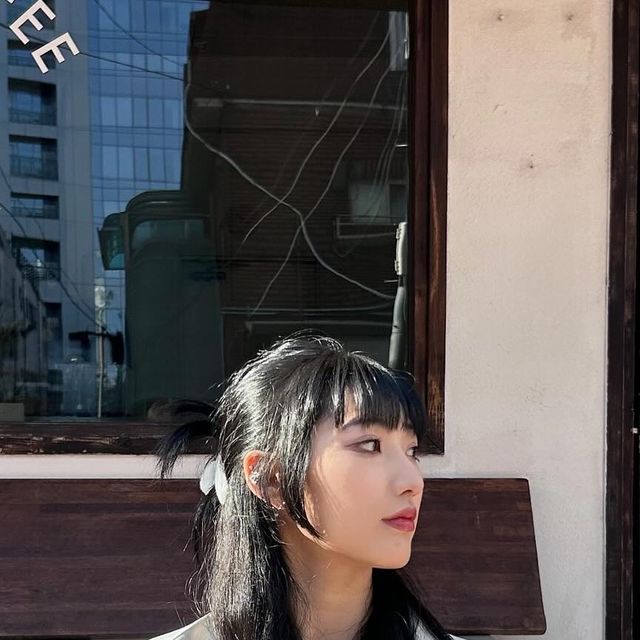  julmi on Instagram: "#광고 @standarderror_official 가벼운 아우터의 계절이 돌아왔다...🌱

스탠다드에러의 비건 스웨이드 필드 포켓 스웨이드 자켓
아이보리 컬러를 착용해보았습니다.

오버핏 실루엣으로 귀여움 챙기고, 플라켓 디자인으로
포인트도 챙길 수 있는 제품입니다  ฅ^._.^ฅ
아이보리 자켓과 함께 블랙톤 의상과 매치해보았는데요,
자켓이 전체적으로 깔끔한 디자인이어서
색감있는 조거팬츠나 캐주얼한 무드의 아이템과도
잘 어울릴 것 같은 휘뚜루마뚜루템!

무엇보다 스웨이드 질감이 정말 부드럽고,
착용했을 때 느껴지는 무거운 부담감이 없어서
봄처럼 가볍게 걸칠 수 있는 아우터라 좋았어요.

부담없는 봄 맞이 아우터, 저는 이 자켓으로 정착하겠습니다🌱

#스탠다드에러  #STANDARDERROR #남여공용자켓 #자켓#데일리룩#자켓추천#간절기아우터#JACKET#パンツ  #outer #스탠다드에러x텍토리"