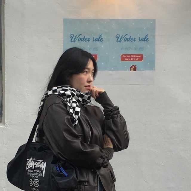 빈이🎀 on Instagram: "#광고 나 브라운 레더는 첨인데 ♡ ⋆⁺₊⋆,,, 넘 이쁘자나용 ,, 힙한데 페미닌한 무드가 풍긴당 제가 입은 브라운 레더 자켓은 @vivabrown_official 의 제품입니다 ⭐️⭐️