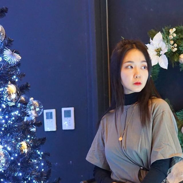 몽자킴 on Instagram: "#광고 @marun5_official @the.nukknukk 저도 찍었어요 트리샷🎄그리고 니트레그워머 코디샷✨ 한파에 원피스코디 하고싶을때! 레그워머와 함께라면 두렵지 않아요!