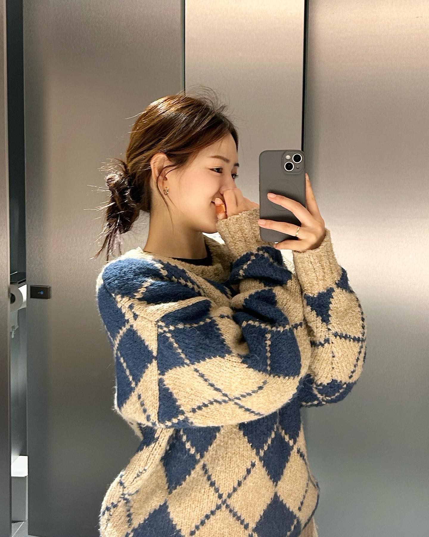 얼굴 상태보고 그 날에 어떤 관리를 들어갈 지 알아서 추천해주시는 센스덕분에 아무생각없이 믿고 맡기면 돼서 편안한 퍼스널관리, 
이번엔 원장님께서 고주파로 얼굴 풀어주셔따 🫶🏻
날 추웠는데 뜨뜻한 온열기로 근육풀어주고 수기관리들어가서 그런지
더 효과본 듯한 느낌은 느낌이 아니라 팩트게쬬..??