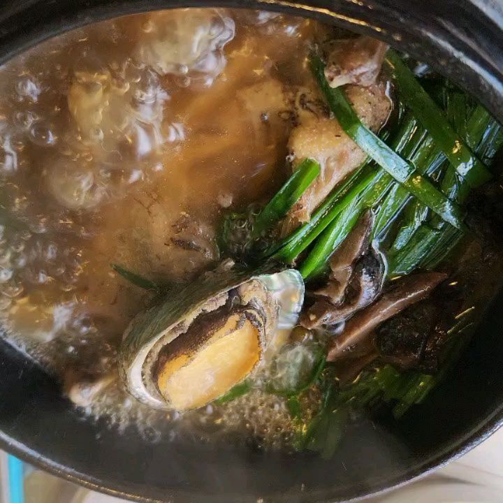 <대구> #만수정 #문양역 #협찬

♡전복능이영계탕 20,000원

간절기로 독감걸리기 너무 쉬운 날씨 건강관리로 딱인 대구 삼계탕 맛집이에요!

몸에좋은건 다 들어간 전복능이삼계탕! 같이 나온 밑반찬도 모두 직접만드신것 같이 깔끔하고 국물이 진짜 맑고 깔끔합니다. 배부른데 속이 더부룩하지않았어요^^ 닭고기도 야들야들 전날 먹은 술이 절로 해장되는  느낌이었어요:)

#대구다사맛집 #강정보맛집 #대구삼계탕맛집 #대구맛집 #대구몸보신 #대구모임장소 #대구가족외식 #문양역맛집 #문양역밥집 #먹스타그램 #대구먹스타 #부산먹스타 #먹스타맞팔 #좋아요반사 #좋반 #팔로우 #첫줄