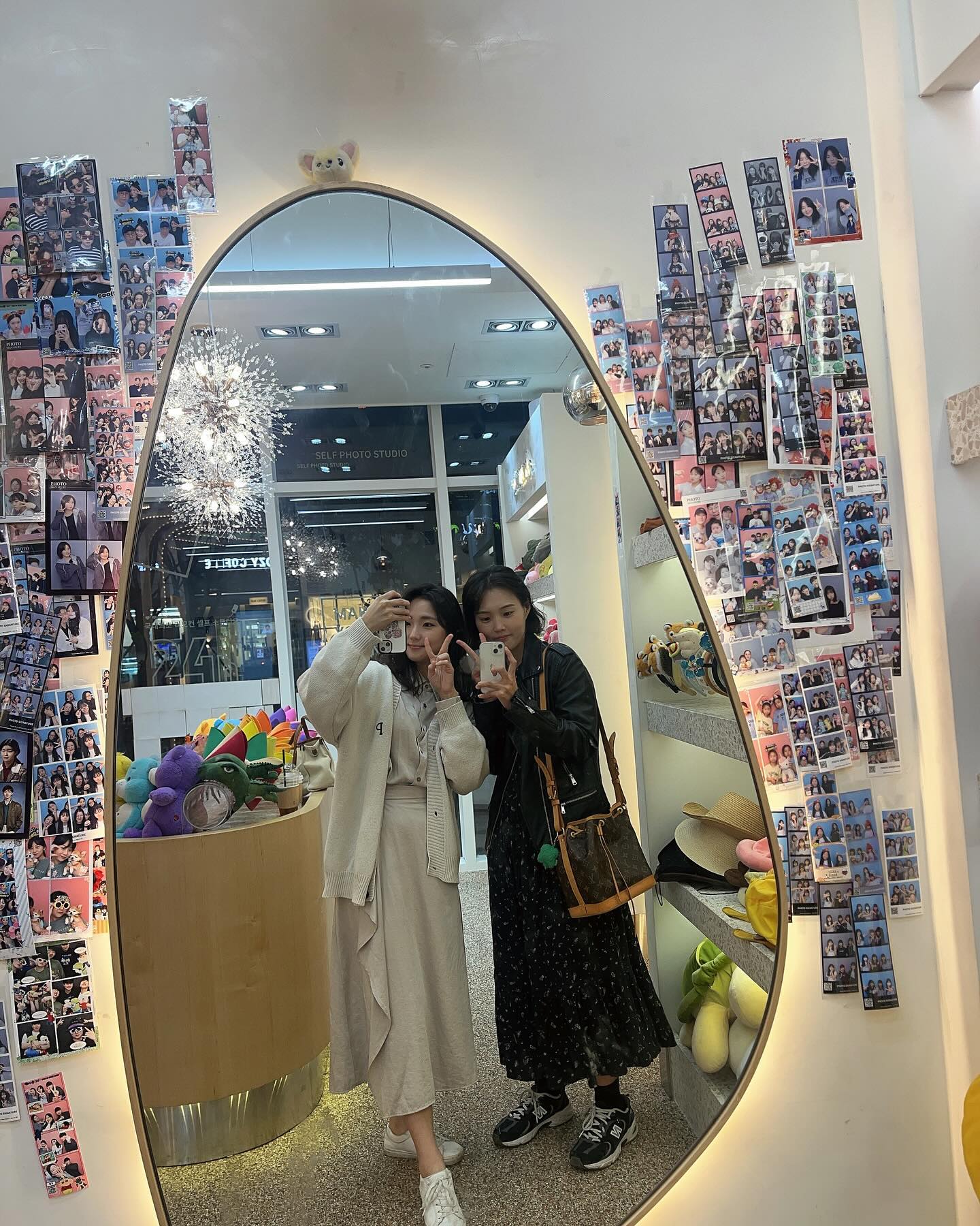 우리 곧 30주년 파티 할 듯 ㅋㅋㅋ
닮은 듯 안 닮은 ㅋㅋ
급만났눈데
흑백으로 입고온거 뭔대 🫶🏻
참 귀한 내 사람 아프지 말오랏 ♡ 
.
.
.
#일상 #자매인듯자매아닌자매같은 #흑백 #인생네컷 #네컷사진 #전신사진 #우리이제아프지말자 #베테랑2 #정해인 #황정민 #오랜만에 #영화관 #하남미사 #다음엔조개구이다