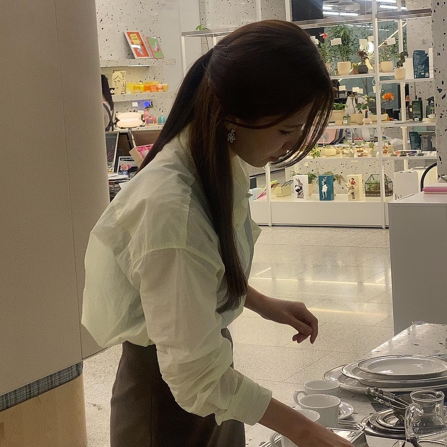 오랜만에 더현대구경
축하소식들으러 온 여의도🌸
여름에도 시원하게 입을 수 있는 또으네룩입고😉