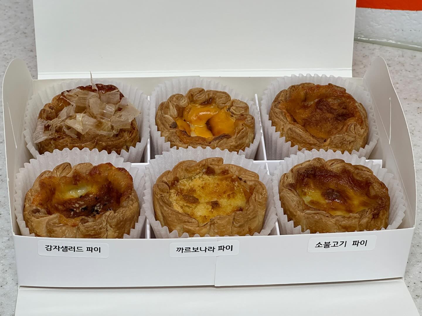 파주여행중에 들린 파주맛집 ’미화빵‘집!
우리밀 토종밀로 파이를 만들 뿐만 아니라 
바삭한 타르트 피속을 양념 소, 고기, 야채로 
듬뿍 넣어주는 건강 디저트 맛집이다ㅎㅎ

맛은 총 6가지로 취향따라 골라먹을 수도
있지만 고기를 싫어하시는 분은 일반 파이인
에그파이 종류를 먹는걸 추천!

우리밀 미화빵의 미트파이의 6가지 맛!
​
불닭파이, 로제파이, 오꼬노미야끼 파이,
감자샐러드 파이, 까르보나라 파이,
소불고기 파이의 맛으로 먹어볼 수 있다.

이렇게 속이 가득 들어있는
파이는 살면서 처음 먹어본다.
​
그동안 많은 파이를 먹어봤지만
내용물은 항상 찔끔 들어가있어서
돈주고 사먹는게 아쉬울 정도였는데
​
미트파이 맛집 미화빵집은
너무 저렴하게 판매하는거 아닌가?
라는 생각이 들정도로 속이 알차다.
​
파주에서 요깃거리할 곳을 찾는다면
미화빵 집을 추천드린다^^

#미트파이
#우리밀파이
#우리밀선물세트
#파주디저트
#운정신도시맛집
#협찬
#리뷰노트
#부부데이트
#데이트그램
#맛스타그램
#여행그램