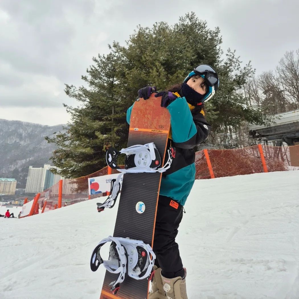 어라? 보드가 나만하네~?🏂🏻❄️🐧

비발디파크에서 생애 첫 스노우보드 넘넘 재밌고 오랜만에 근육 썼다
투명의자 3시간 연속으로 하고있는것만같은 느낌은 안비밀🤭

ㆍ
ㆍ
ㆍ
ㆍ
ㆍ
ㆍ

#비발디파크 #비발디파크스키장 #스노우보드 #리프트권 #남친은참스승님 #남자친구시점👀 #잼민펭귄🐧 
#생애첫스노우보드🏂 #스키장데이트💕 #일상스타그램 #데일리 #후면카메라 #전신샷 #셀스타그램 #간식스타그램 #스키장주전부리 #날씨도너무나이스 #근육통은감수 #체력싸움