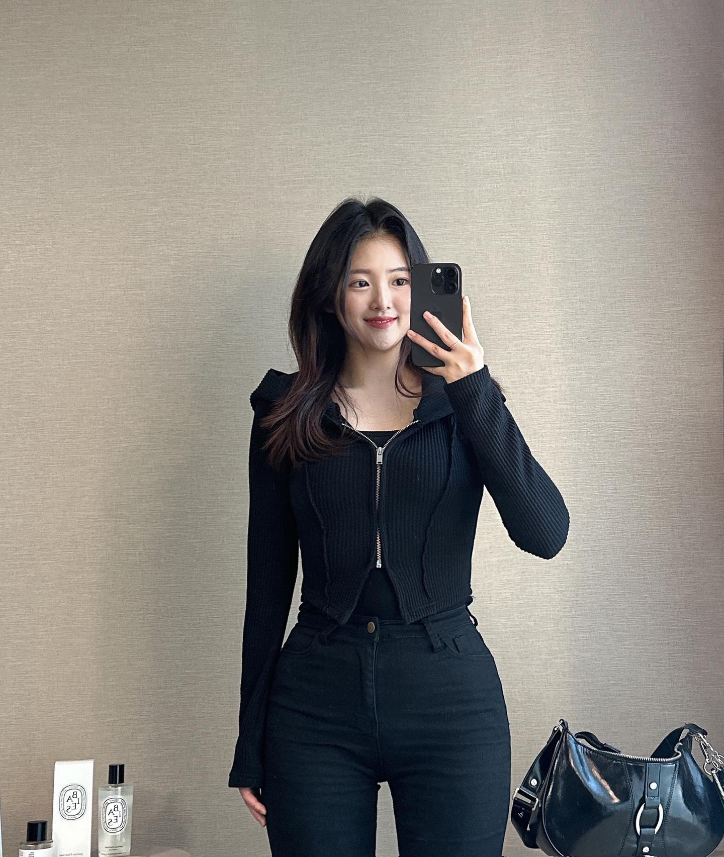 안녕하세윰 🖤
요즘 여러모로 입맛이 읎어서 살이 빠졌는데 오히려 조와!-! ㅎㅎㅎ 
오늘 벌써 목요일이네여!! 이번주 저는 빠르게 가는것 같아요! 🤪
오늘이랑 내일은 기대도안하고 야근할 생각하고 출근합니닷!!
그래도 곧 주말이니 제가 봐주겠어요~~!😏

모두덜 목요팅🖤

✏️ 𝐋𝐨𝐨𝐤 𝐈𝐧𝐟𝐨
하의: 파스텔타임 pasteltime_ 
가방: 레더리 leathery.official 

.
.
.
.
.
.
.
.
.
 #데이트룩 #오늘의코디 #거울샷 #거셀 #출근룩  #직딩룩 #ootd #일상코디 #데일리룩 #20대코디 #촬영 #모델 #쇼핑몰 #쇼핑몰추천 #쇼핑몰모델 #광고 #배우#일상#dailylook #패션스타그램 #ootdfashion