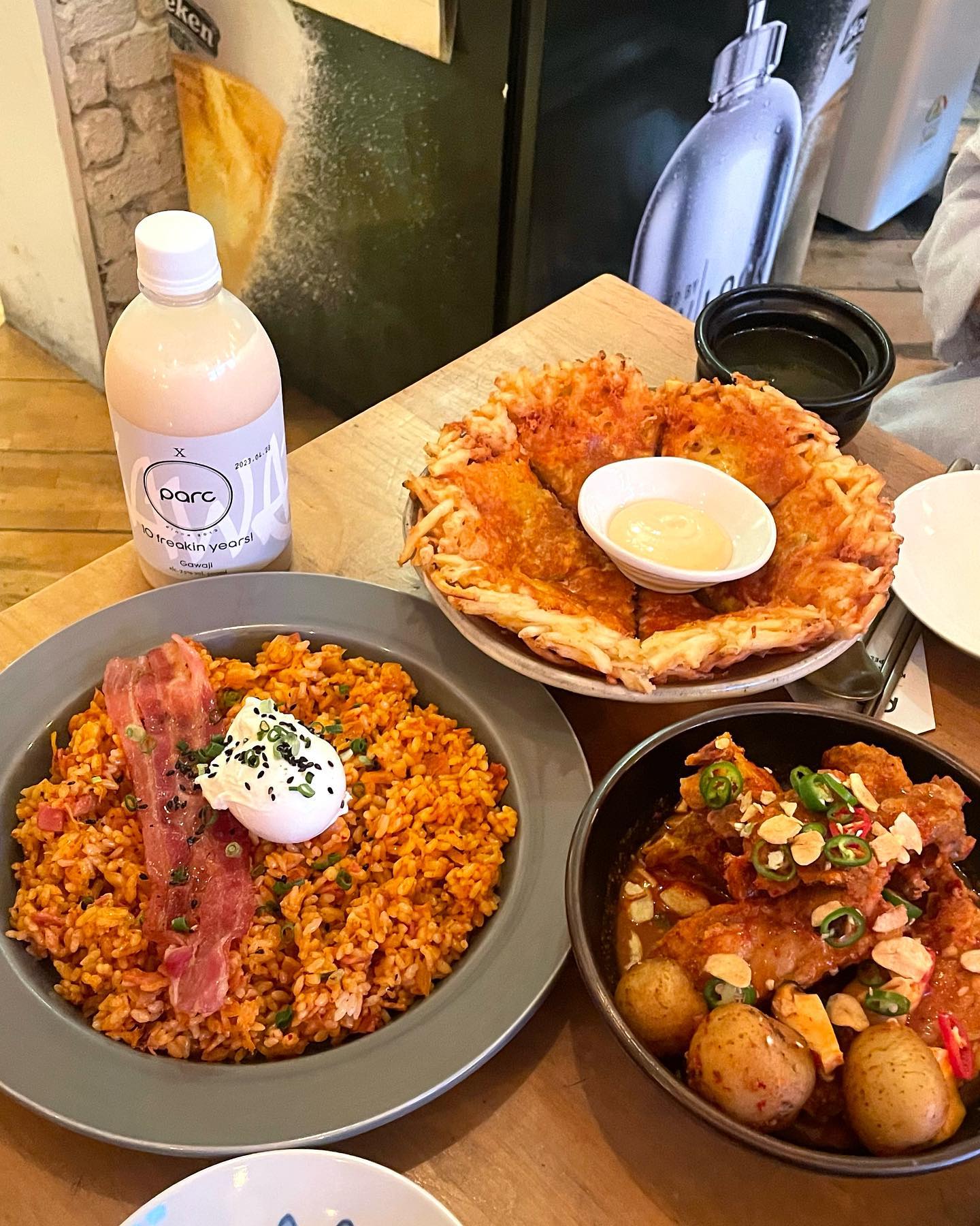 #보냠냠_한남 parcseoul 
언젠간 꼭 살고 싶은 동네 한남동🐶 워낙 맛집이 많아서 어디갈지 고민했지만 한식이 최고이기에,,❣️ 정갈하고 깔끔한 메뉴 라인업이 넘 만족스러웠구, 전통주, 와인 종류도 다양해서 좋았다🙂 우리는 수란, 베이컨 김볶과 매운 쪽갈비, 치즈 감자전에 곁들일 빠르크X기와지SE 막걸리 까지 주문 완😎 전반적으로 간이 쎄거나 엄청 맵거나 요런 느낌은 덜했구, 정식으로 시키다 보니 밑반찬까지 나와서 좋았다💕 구런데 아쉬운 점이 있다면,, 음식이 대부분 식어서 나옴 (ᵕ̩̩ㅅᵕ̩̩) 감자전은 요리 특성 상 바로 해야하니 뜨끈했는데,, 나머지는,,😅 막걸리두 부드러워서 넘 좋았는데 이 점은 넘나 아쉽탱~ 그래두 전반적으로 구우웃~ 

#_🥄🥄🥄
쏘쿨푸드😅
