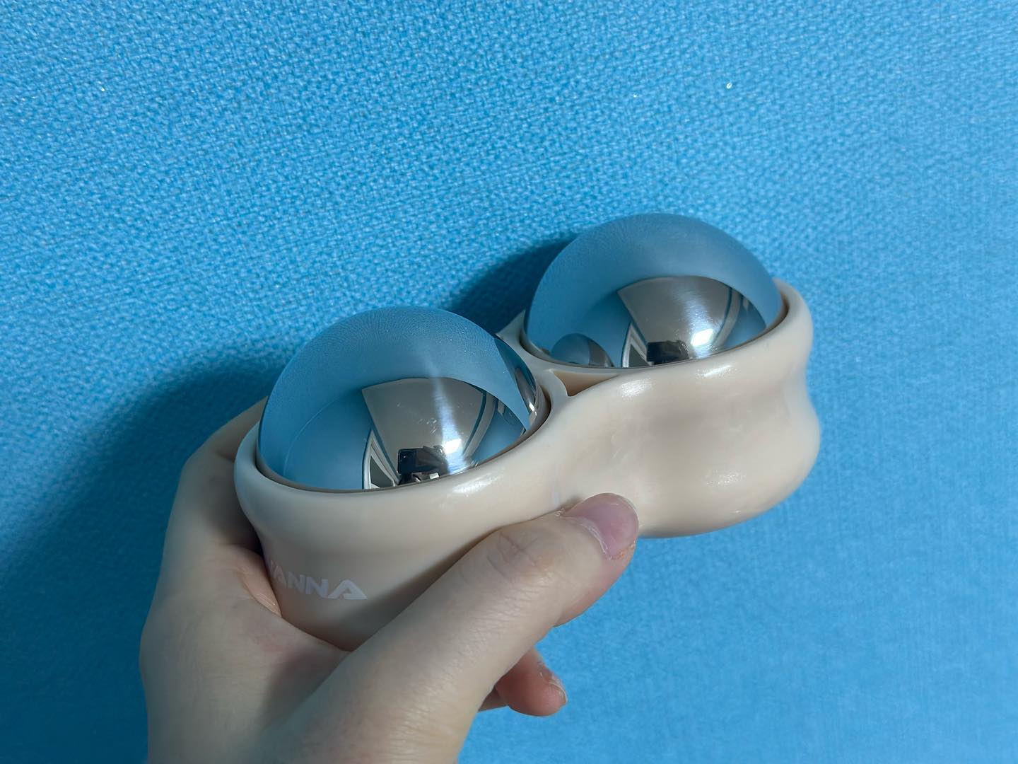냉/온 둘다 가능해서 실용성이 뛰어난 마사지볼!
냉마사지를 사용하려면 냉동실에서 15분 보관후 사용,
온마사지 사용하려면 온수에 5분간 데워서 사용하면 되서 사용법도 간편하고~
사무직이라 어깨결림이 많은 편인데 크기도 크지 않아서 사무실에서도 뭉친 어깨근육 풀기 딱 좋아요:)

#협찬 #냉온마사지테라피 #마사지볼 #오일마사지 #휴대용마사지볼 #360도회전볼 #대전 #좋반 #맨몸마사지