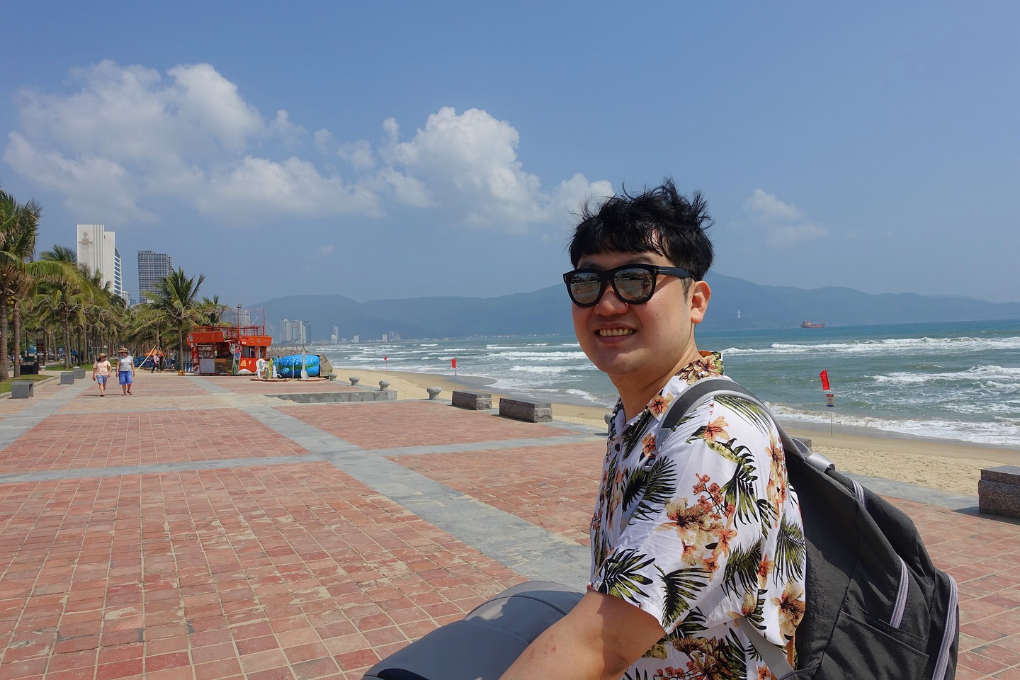 #9개월아기 #아기랑다낭 #다낭왔시아

미케비치 근처 숙소인데 처음와봤자나
3월 다낭날씨는 여행하기 완벽💚
동남아 아닌줄?
그래서 유모차끌고 걸어와봤당ㅎㅎ
좀더크면 여기 모래사장에서 샤 모래놀이하겠징?

시아가 잠들어서 근처카페 가서 커피도마시구
쏠트커피 짱짱맛나다☕☕
미케비치 근처면추천!!
우리숙소랑 엄청 가깝던데,,ㅎ왜몰랐지?

3월의 다낭, 우리세가족 첫 해외여행
대 만 족 ✈✈🎀🎀