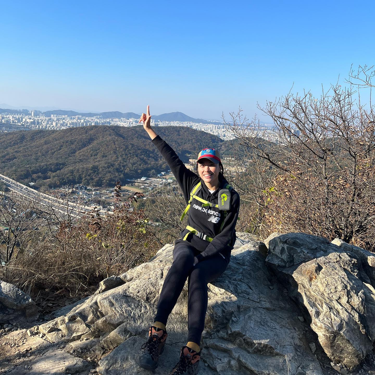 #소래산 🪵🍂🍁
#단풍 다 떨어짐 ..😭
땀도 안나고 몸도 안추웠는뎅 볼따구가 넘넘 시림 ㅋㅋㅋㅋ
볼따구 가릴거 사야징~

#소래산정상 바로 밑 #여기가포토존 #등산 #등린이 #산행 #초급산