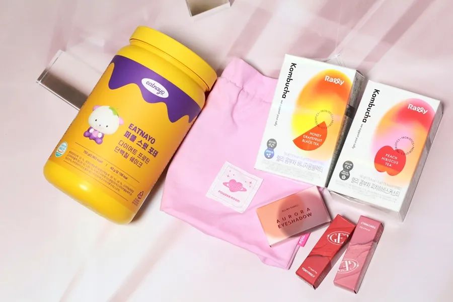 #제품제공
알차게 구성된 
파룸 월간파우치 🎁

윙잇 콤부차, 토니모리 틴트, 단백질쉐이크,
올마이띵스 섀도로 구성되어 있는데 
무엇하나 버릴게 없네요 ‼️

콤부차는 갈증날때 마시기 좋고
토니모리 겟잇틴트는 발색이 자연스럽게 되서
데일리용으로 딱이네요 💋

 #파룸체험단 #월간파우치_6월호 #월간파우치 #단백질쉐이크 #다이어트쉐이크 #식사대용쉐이크 #식사대용단백질쉐이크 #eatnayo #랠리 #콤부차 #설탕무첨가 #낮은칼로리 #콤부차추천 #탄산음료 #토니모리 #겟잇버터틴트 #버터틴트 #매트틴트 #올리브영틴트 #올마이띵스 #문아이섀도우 #오로라아이섀도우 #2구섀도우
#뷰티 #뷰스타그램