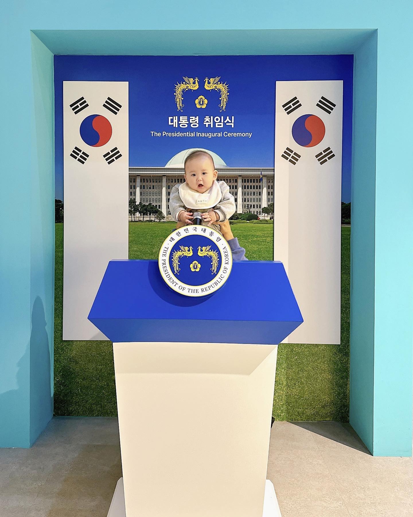 #태어난지214일째

준서의 일일 대통령 체험🤍
대통령 취임식도 하고 집무실 ,접견실까지
알차게 구경하고 왔어욤!! 찍은 사진 부모님들께
보내드렸더니,,큰 사람 될거라고 하시면서 엄청 좋아하시네요!
아이들과 함께 놀러가 보시길 추천해요!👍👍

📍 대통령기록관
위치 : 세종시 다솜로 250
개관일 : 화요일~일요일, 어린이날(대체공휴일 포함)은 개관  운영시간 : 10:00~18:00(입장마감 17:30, 관람종료 17:50)
휴관일 : 월요일, 법정공휴일
관람료 : 무료
주차 : 무료(주차 공간 넓음)
수유실 여부 : O
어린이체험관 : 만 5세 이상부터 만 13세 이하 어린이
 (홈페이지에서 예약가능)