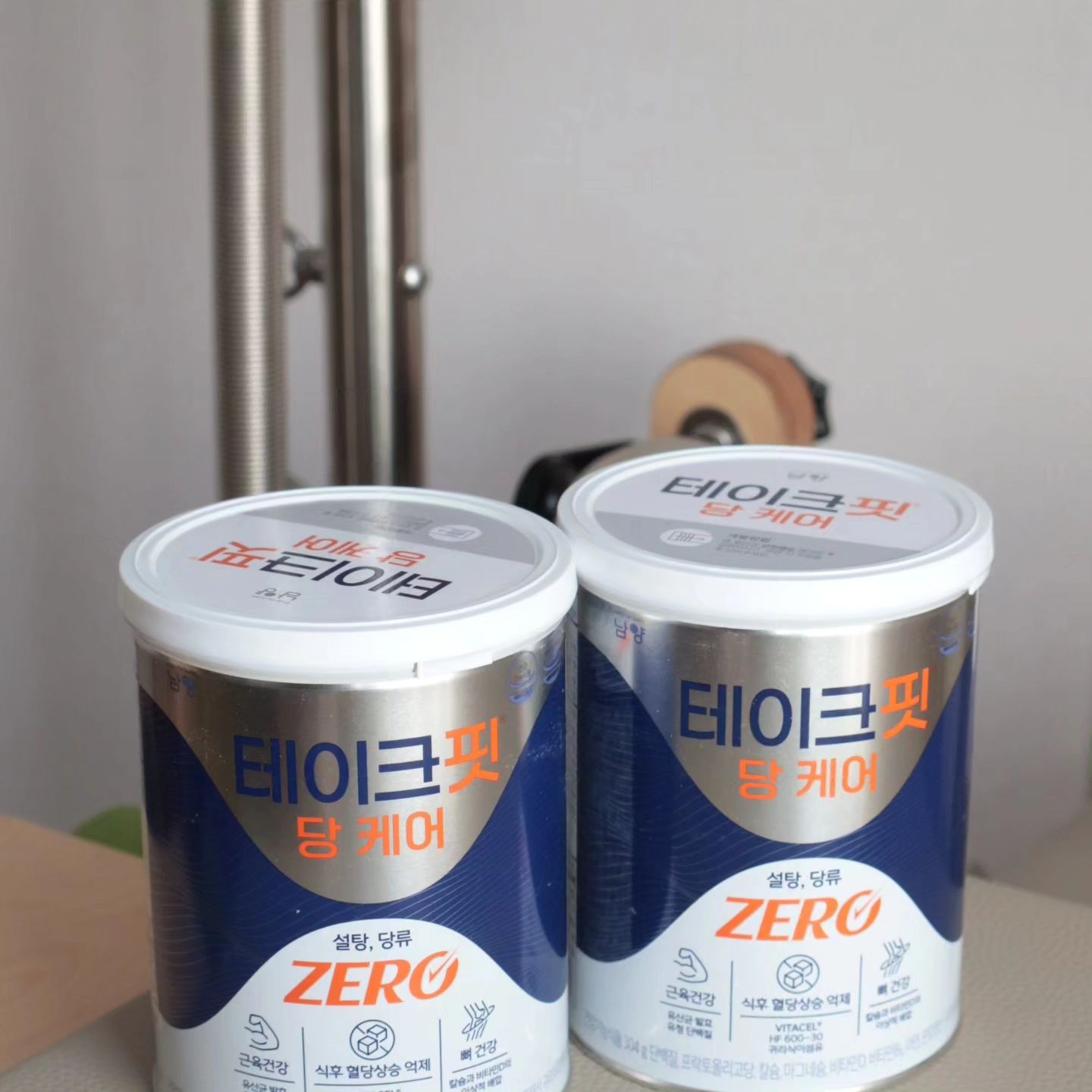 #광고

요즘 클라이밍까지 합하면 주 7일중 반 이상은 운동하는 것 같은데,
그러다 보니 운동하고 식단은 크게 안하고 소식만 유지하고 다 먹는 중!

특히 근육이 떨어지면 혈당이 올라간다는 사실때문에
최대한 단거를 자제하려 하고 있는데,
그러다 보니 가끔 정말 훅 미친듯이 땡기는 떡과 빵같은 음식들..^^;

그래서 요즘 흔히 이야기하는 인슐린 저항성을 떨어트리기 위해서라도
평상시 당이 안 들어간 제품 위주로 보는데,
눈에 딱 들어온 테이크핏 당케어!

✅️ 당제로인데다가,
식후 혈당 상승 억제를
밥 먹고 테이크핏 당케어 한잔 먹으면 오히려 혈당관리도 되고,

✅️ 1일 섭취량 기준 대비 166% 함유되어 있고,
발효유청단백질이라서 소화도 더 잘되니
운동할 때는 무조건 챙길 수밖에 없는
테이크핏 당케어!

단백질 음료와 비슷하다고 생각했는데,
귀리가 들어있어 미숫가루 같은 고소한 냄새가 나면서
맛도 거부감 없이 어찌나 잘 넘어가는지~ 😊

매일은 아니더라도
근육 합성을 위해 일주일 한두번 단백질 음료를 마셨는데,
홈쇼핑 구성이 워낙 좋아서 당케어로 갈아탈까 생각중..😊

1월 16일 세뱍 1시 NS홈쇼핑에서
무려 12캔 구매 시 4캔이 증정된다고 하니
부모님 선물로도 좋고,
운동하시고 건강 챙기는 분들 모두
홈쇼핑 대박 구성 놓치지 마세요 ⚠️

#당뇨예방음식 #당뇨병관리 #당케어 #혈당관리 #혈당케어 #당케어단백질 #혈당관리단백질 #유청단백질 #단백질음료 #무설탕
