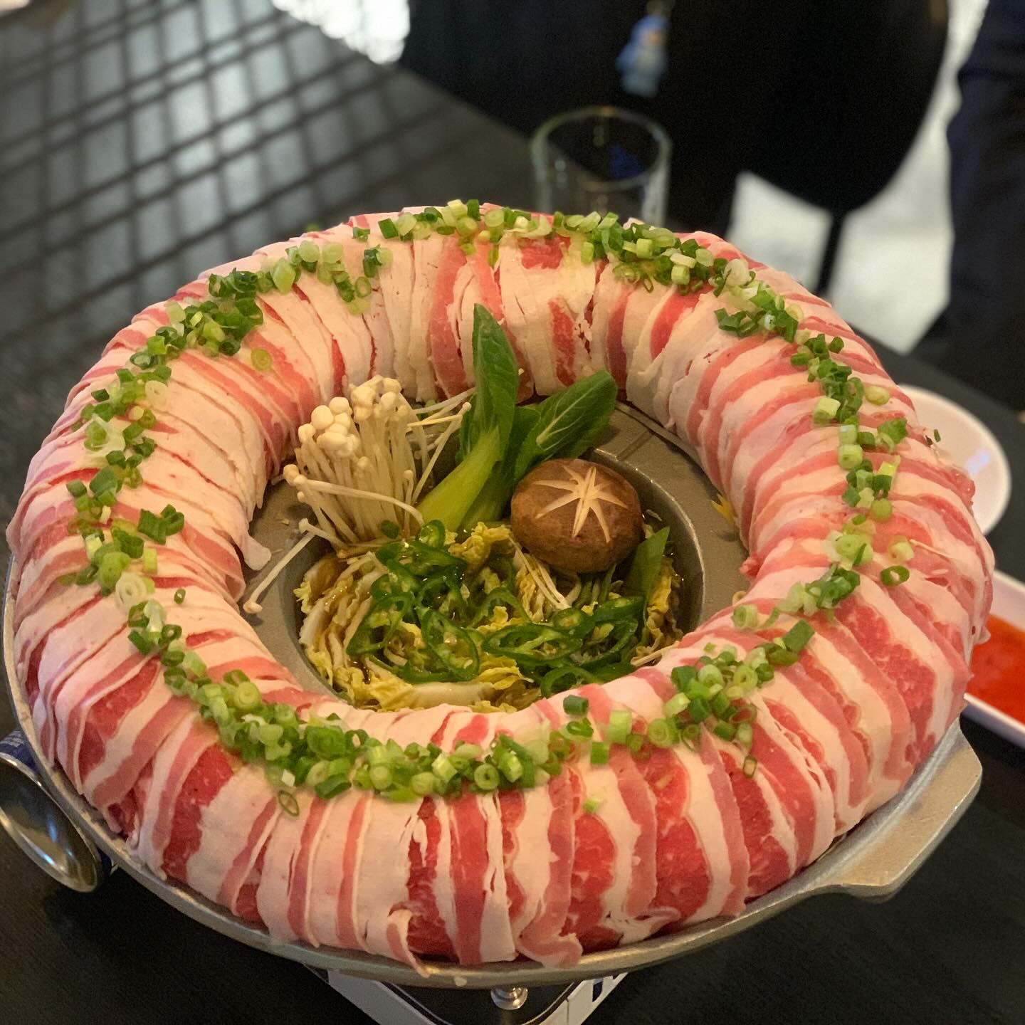 히든펍
.
.
.
수촌마을 신상 술집 :)
새벽 2시까지 운영해서 넘 좋은 곳 ㅋㅋㅋ
볼링 치고 방문하기 딱임

매장 넓고, 깔끔~
단체 모임장소로고 손색 없쥬

•히든샤브샤브
•맥주 크러쉬 

📍위치 : 안양시 동안구 관악대로 287번길 34, 2층
(매주 월요일 정기휴무)

대표메뉴 샤브샤브 양도 은근 많고
비오는 요즘 국물에 청하 각인데 말야 
애비야 내가 참아본다 청하😶
.
.
.
#히든펍 #수촌마을술집 #수촌마을샤브샤브 #협찬