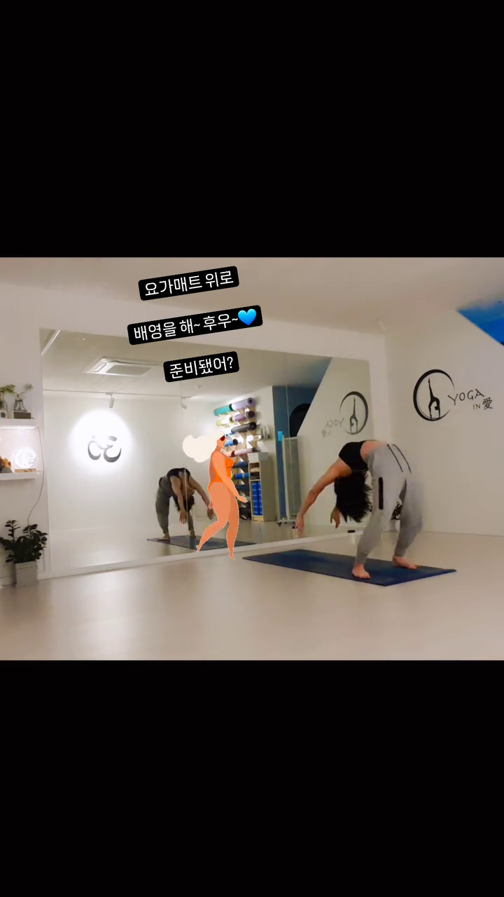 오늘은 구름 방석 위로 시르사아사나 대신

파란 #요가매트 위로 배영을 ~ 

해지기 전까지만 수련하고 오늘은 쉬는 날❤️

해는 져버렸고, 여기 사람있어요~🧡

#헤어스토리 도 문을 닫고
#예종미술학원 도 문을 닫고 
#영등포아트자이상가
복도에 불이 꺼져버렸다.

#요가인애 에서 쉬는 날 마저 음악소리가 나가면
혹시라도 학원들에 조금은 죄송한 마음이 들어...음악을 스피커로 새어 나가지 않게 하고 조용히 수련을 하는데...ㅎ

아무도 없는 줄 알았는지 깜깜한 복도!

고요한 이 시간이 좋기도 한데... 12월에는 
너무 늦게까지 있지 않기로 나 자신과 약속했다. 

남들 퇴근할 때 같이 퇴근하기!

그렇다면 빨리 마무리!

나의 #룰루레몬 #요가매트로입수 

#dropbackcomeup #룰루레몬요가매트 
요가원 오픈 기념으로 산 매트가 점점 미끄러워진다 안돼에~

#드롭백컴업 
#차크라타다 
#우르드바다누라아사나 
#수련의에너지 가 차곡차곡 쌓여가는 나의매트❤️