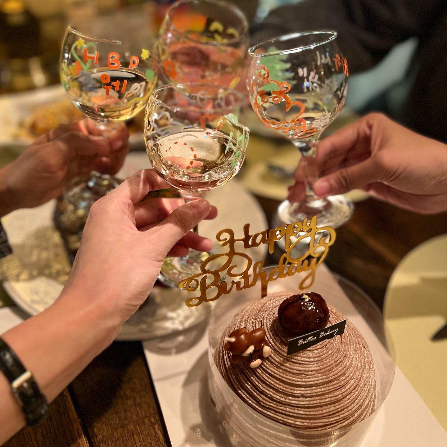 #20231114 #생일파티 #生日快乐 
.
.
원래 오늘 폴 전문가반 수업 가야 하는데… 갑자기 초대된 생일파티🎂히히

지난 학기까지만 해도 통역 끝나면 거의 바로 귀가했는 거 같은데, 이번 학기는 학생들이랑 추억을 많이 쌓고 있는 거 같다. 같이 시간을 보낼 수 있어서 감사하고 즐거운 요즘☺️

오늘 비록 폴 수업은 못 갔지만 행복하고 배부른 저녁을 보내고 귀가😂 12월에 학기 끝나면… 폴 전문가반 수업 일주일에 두 번 나갈게요….!! 열심히 다녀볼게요…💪
.
.
#생파 #인생네컷 #연남동맛집 #비스트로오라 #케이크맛집 #버터베이커리