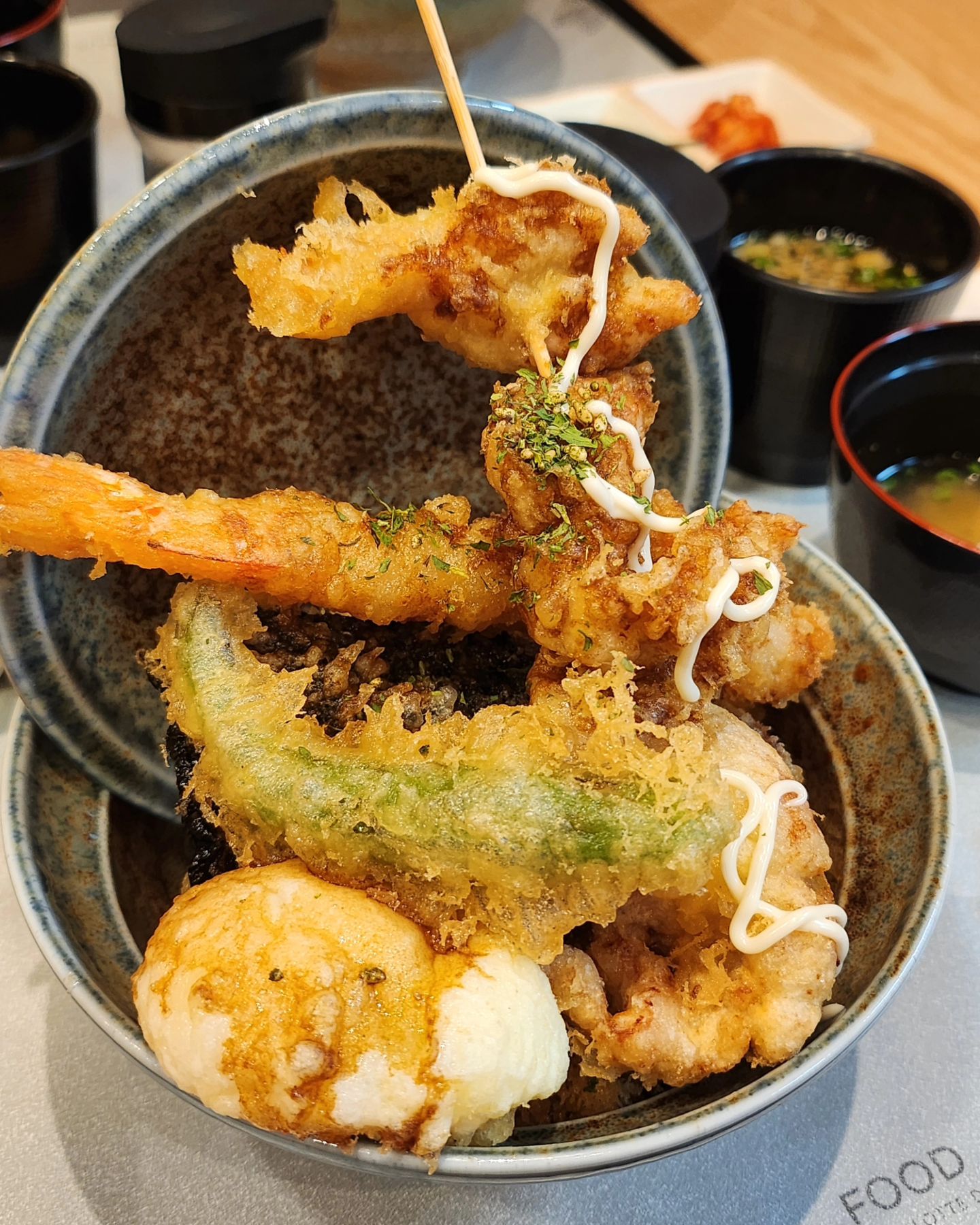 .

도리텐동!
개인적으로 난 새우가 더 맛있는데 이것도 맛있다
튀김이 얇고 아무튼 맛있
보니까 또 먹고싶네 😁

#덴푸라코에루 #코에루 #코에루텐동 #텐동