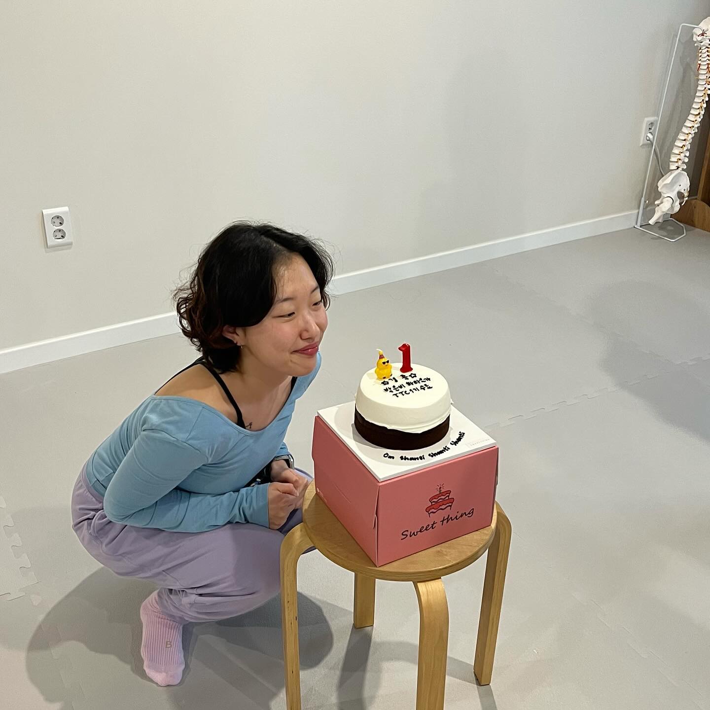 #🧘🏻‍♀️ #요가지도자과정 #요가ttc🧘🏻‍♀️ 
2023년 5월 부터 시작한 요가
처음에는 단순히 몸 여기저기가 아파서 시작했던거 같다.
첫 저녁 수련날 두려움반 설렘반으로 요가원에 들어섰고,
어색하지만 온전히 나 자신에게 집중할수 있는 부분이
나에게 매력적으로 다가왔었다.
하지만 나를 제대로 돌보는 법을 몰랐던 건지, 
9월 부터 원인을 알수 없는 현기증에 시달리다 
10월 공황발작이 나에게 찾아왔다.
아, 몸이 나를 돌아봐달라는 신호구나 라고 생각을 했고,
회사를 3개월 쉬기로 결정했다. 
그때부터 더 요가에 매달리고 의존하고 
나를 바라볼수있는 도구로 도움을 받았던것 같다
은비쌤과 많은 얘기를 나누면서 지도자과정을 
수강하기로 결심을 했고 새로 만난 소중한 인연들과 
즐겁게 요가에대해 더 알아갈수 있었다.
아사나 뿐만 아니라 마음 가짐을 어떻게 가져야 할지,
크게봐서 인생을 어찌 살아가야 될지 고민할수 있었던 시간!

길다면 길고 짧다면 짧은 10주였지만 평생 잊지못할
은비쌤과 나의 도반들과의 시간✨🩷
앞으로도 선생님과의 좋은 인연! 평생 수행해갈 요기니로서의 삶이 기대가 된다 정말 감사했습니다. Namaste🙏