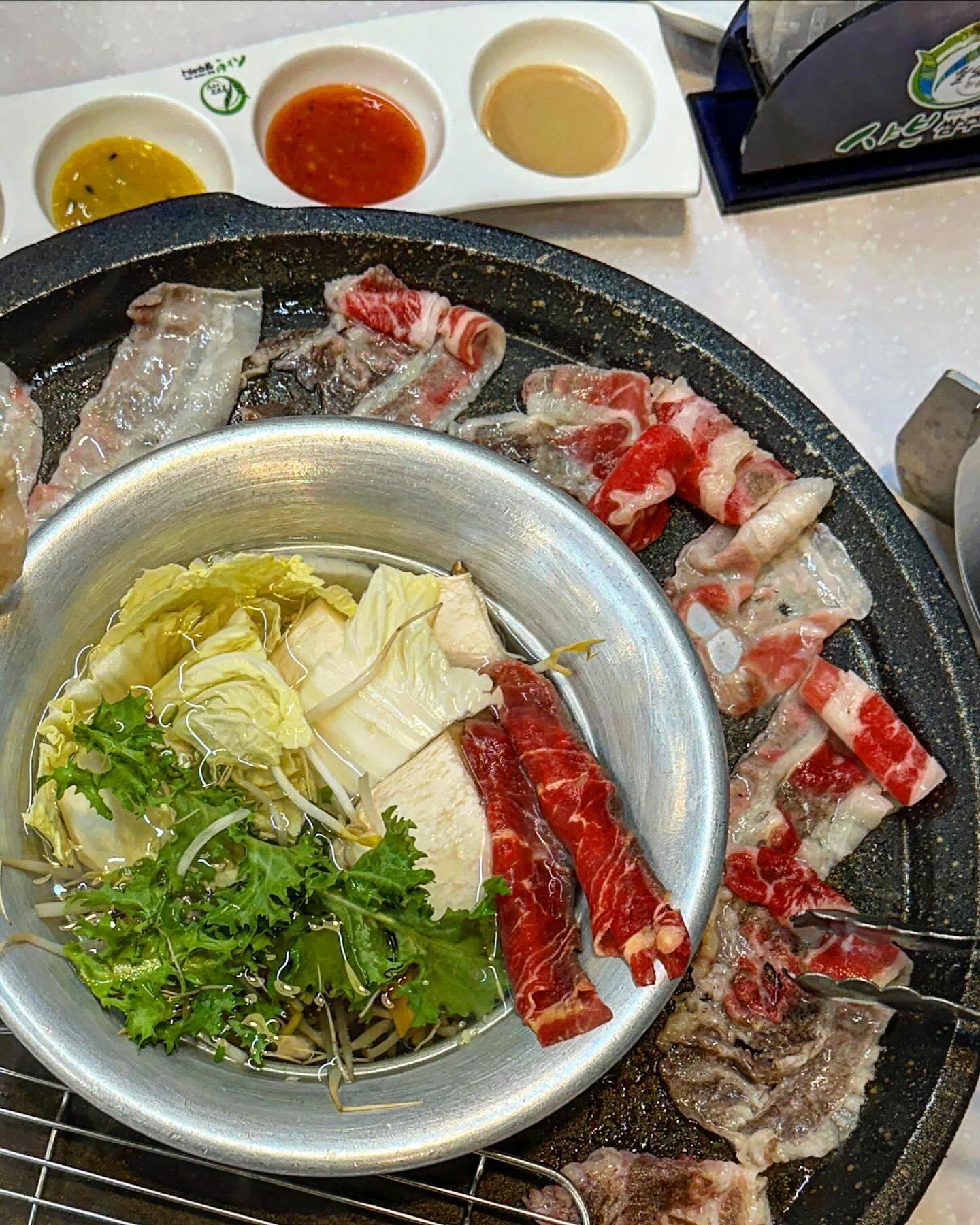 #협찬 
널리고 널린 게 샤브샤브집이지만 여기는 달라요
에코시티 #샤브쌈주머니

소고기 샤브과 구이를 한번에 즐길 수 있고
질 좋은 고기를 무한리필로 먹을 수 있는 곳
그동안 샤브집들은 육수나 소스들 맛이 비슷한곳이 대부분이었는데
샤브쌈주머니는 육수가 짜지도 않으면서 개운하고
소스들도 하나같이 맛있는거있죠

무한리필인데 이미 첫판이 양이 많아서 리필 못한거 실화
다음에 꼭 다시 가서 실력발휘 할거예요 

네이버 소개에 세상에서 제일 다정한 음식점이라는 멘트처럼
사장님이 정말 친절하시고 이용에 불편함은 없는지 체크하시더라구요

넓고 단체석에 놀이방까지 준비되어있어
단체회식이나 모임장소로 추천

 
✔️무료주차장 (상가지하주차장,  CGV주차장)
✔️단체석, 놀이방 완비

✅️ shabussam_ecocity
◾️ 샤브쌈주머니 전주에코시티점
◾️ 전북 전주시 덕진구 세병2길 16 한서빌딩 2층 
◾️ 매일 11:00 ~ 22:00 
 (브레이크타임 : 15:00 ~ 17:00)
◾️ 0507-1396-4510