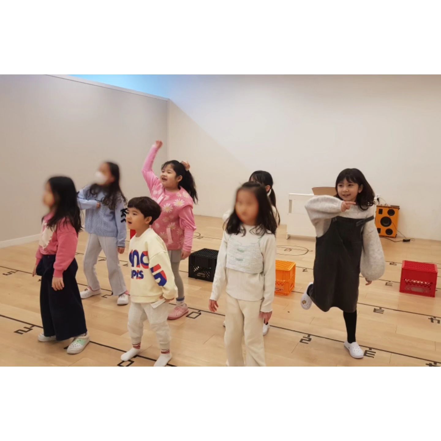 #플레이스타뮤지컬일산점 
#수스타반 🎶 
 
지난주 빠져서 수업 못따라갈까봐 연습 또 연습👍 
집에서 노래 진짜 백만번 부른듯ㅋㅋ ㅋㅋ 
(악 귀에서 피날거 같....🤣🤣) 
 
안무는 생각도 못했는데 ㅋㅋ 
그래도 곧잘 따라한듯 😙 
 
 
#어린이뮤지컬 #뮤지컬수업 
#플레이스타뮤지컬 
#너의꿈을응원해 👏 👏 👏