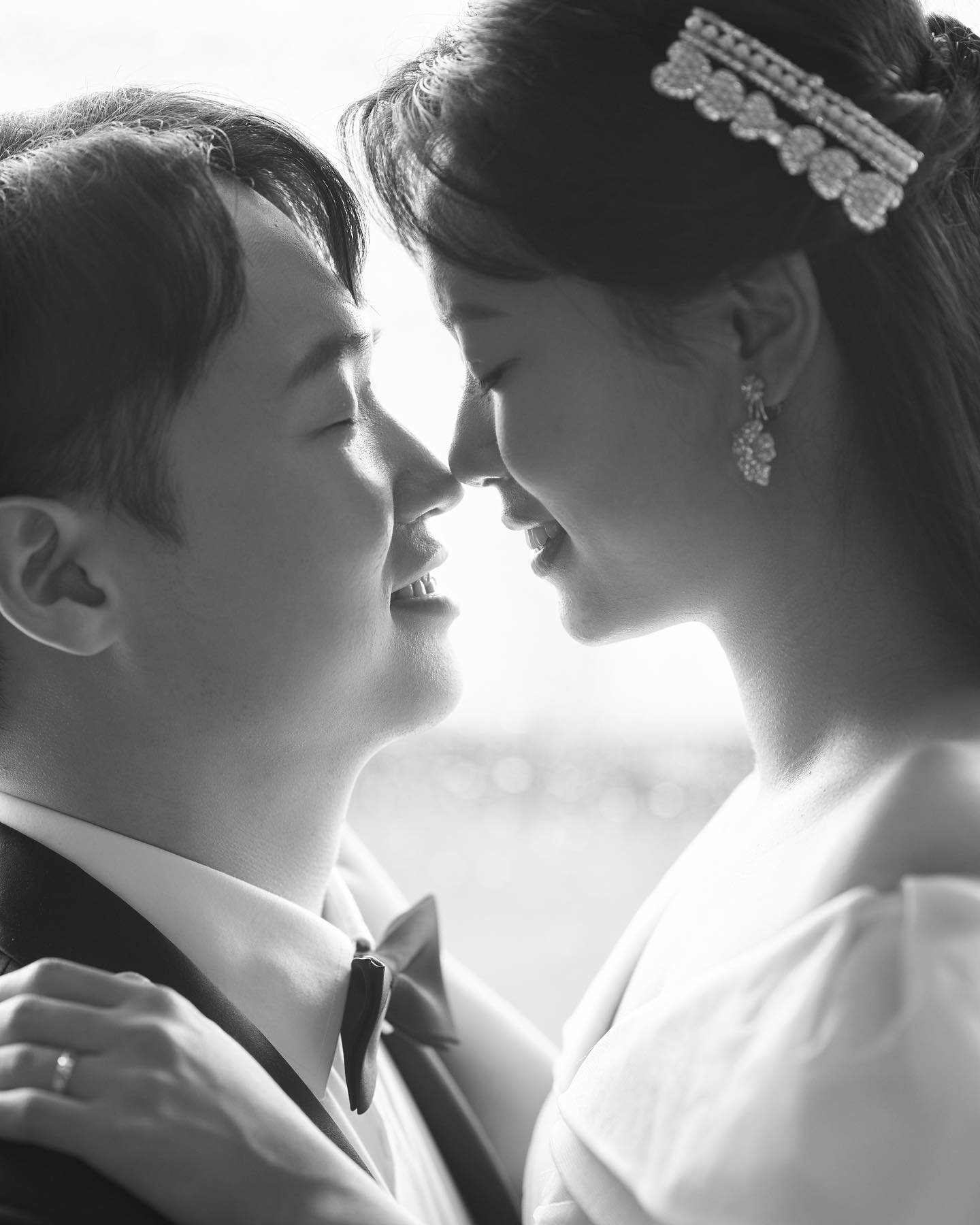 💍2023.12.09(토)💍

하나님께서 사랑으로 맺어주신 두 사람이 
이제 새로운 가정을 이루는
아름다운 약속을 하려 합니다.

한 분 한 분 직접 찾아뵙고 인사드려야 하는데
오랜만에 드리는 연락에 부담을 드리진 않을까
조심스러운 마음에 연락을 드리지 못한 분들도 있습니다.

너그러이 이해해 주시고 편하게 연락 주시면
김사한 마음으로 소식 전하겠습니다.

오로지 믿음과 사랑을 약속하는 소중한 날에
귀한 걸음 하시어 축복해 주시면
더없는 기쁨으로 간직하겠습니다.

#결혼 #결혼합니다 #weddjng #결혼준비