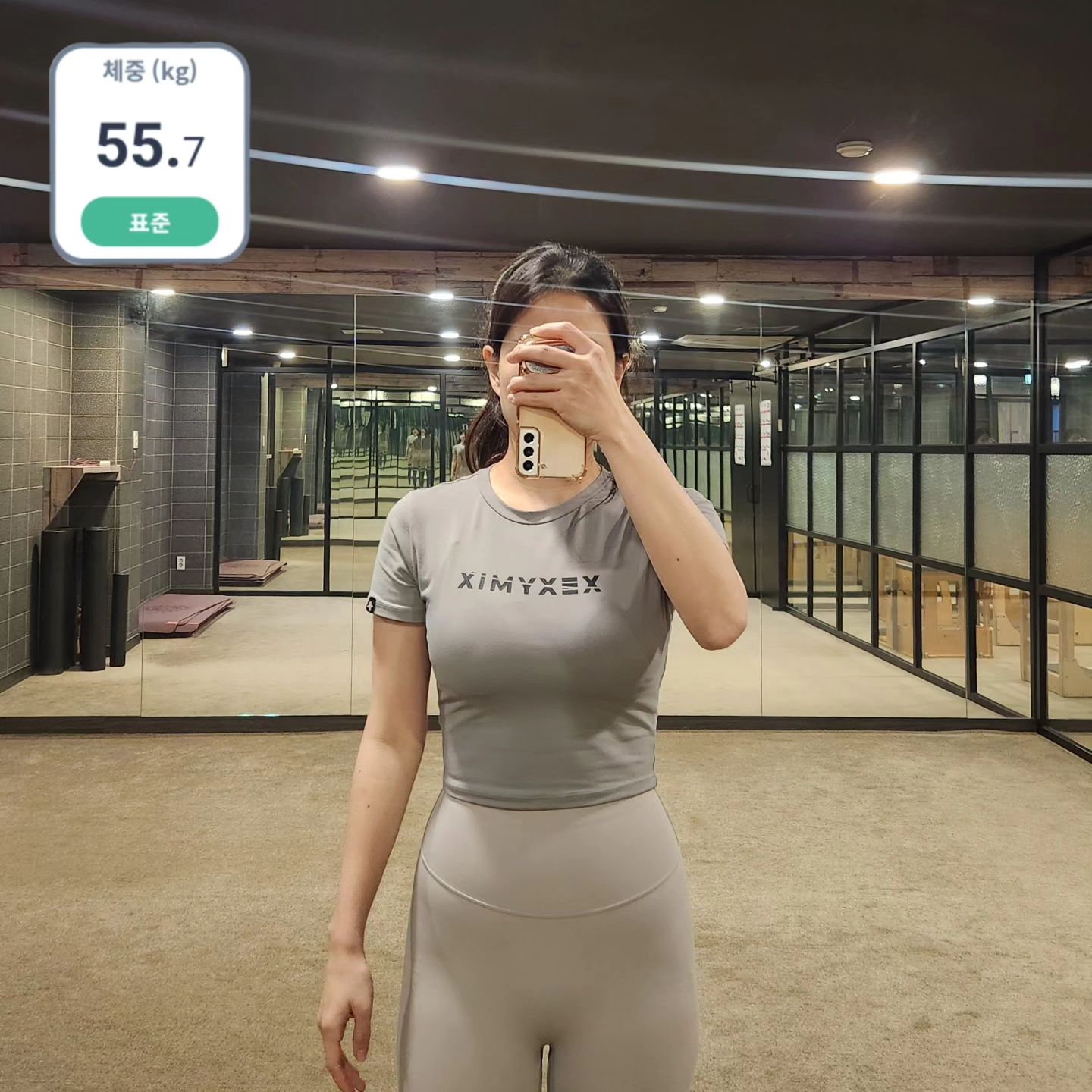 #오운완 

친구가 다이어트 간식 만드는 릴스를 하나 
보내줬는데 쉬워보이더라구요! 
바나나, 땅콩잼, 초콜렛 + 견과류 층층히 쌓아 얼리면 되는거라 뚝딱만들었어요!

바나나에 무설탕 땅콩잼까지는 좋았는데 
다크 초코렛으로 사온다고 사온 초콜렛이 너무 달아😂
99% 다크 초콜렛을 사왔어야했는데 
'다크' 글자만 보고 훅 사온 제탓이쥬ㅋㅋㅋㅋ

완성되고 너무 달까 걱정했는데 
좀 달긴해도 다크초콜렛이라고 얼리고 보니 
적당하게 맛있었어요😻 완전 추천!!

한판 다먹고나면 다음번에는 찐 다크초콜렛에 
견과류까지 추가해서 다시 만들어봐야겠어요!