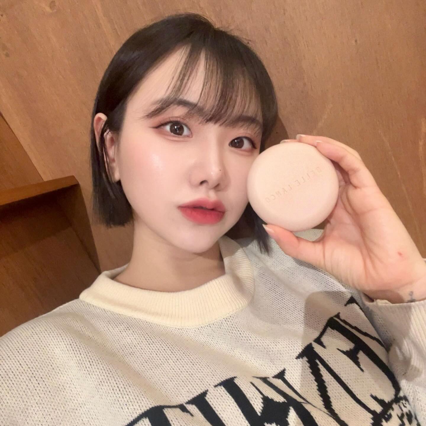 .
𝑺𝒌𝒊𝒏𝒍𝒐𝒐𝒌 𝑭𝒊𝒙𝒊𝒏𝒈 𝒄𝒖𝒔𝒉𝒊𝒐𝒏 🖤
커버력부터 밀착력까지 완벽한 벨르랑코 신상 팩트 🤍
.
.
#벨르랑코 #픽싱쿠션 #승무원쿠션 #승무원팩트 #벨르랑코쿠션 #쿠션추천 #쿠션 #쿠션팩트 #세미매트 #세미매트쿠션#cushion #메이크업 #피부 #인생템 #뷰티 #뷰티팁 #beauty #cosmetics #makeups #화장품추천