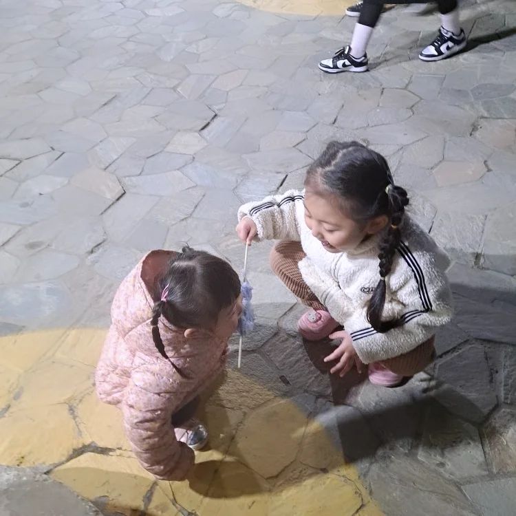 ➕ 🤎 🐽🐮 🤎

봄이 한입, 언니 한입 👀
별이 한입, 동생 한입 👀

길거리에서 솜사탕이랑 번데기 나눠먹는 자매👭 💚

#자매일상 #소띠동생 #돼지띠언니 #솜사탕과맞바꾼불소