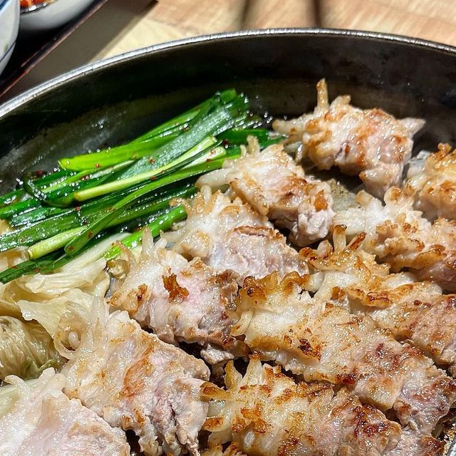 먹고놀고잉 [맛집 | 여행 | 핫플 | 체험] on Instagram: "👻 경산 눈꽃삼겹살 맛집 #눈꽃을나누다 👻 ⠀ • 삼겹살 150g 11,000원 • 볶음밥 2,000원 경산 눈꽃삼겹살 맛집 #눈꽃을나누다옥산점 방문