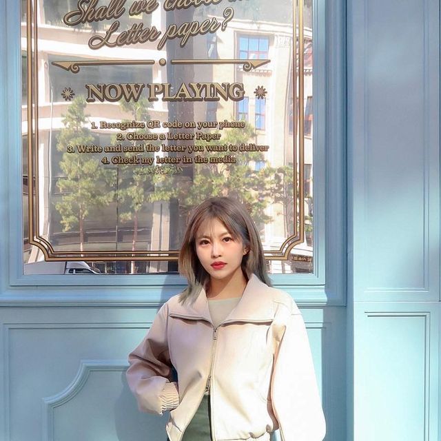 리타 on Instagram: "#광고 은은한 광택감으로 고급스러운 무드 루즈-오버핏 크롭 기장에 투웨이 지퍼로 힙하게 ✨ #비바브라운 #비바브라운자켓 #자켓 #크롭자켓 #여자자켓 #자켓추천 #데일