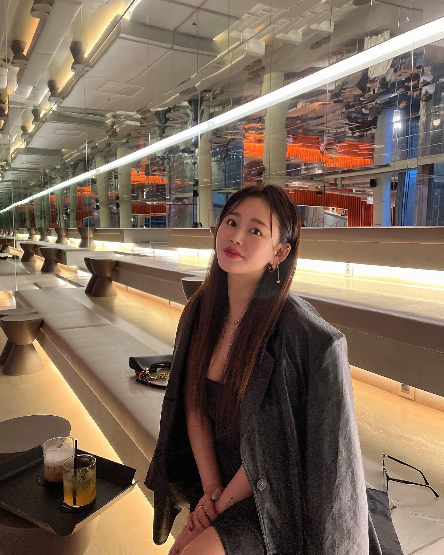플래쉬터트려서 찍으면 예쁘게 나오는 곳
거울샷도 그런데 인물사진도
플래쉬 터트리면 예쁘게 나와요~
제 사진은 안터트린거구 친구 찍어줘보니 알게된거~

#일상#멧커피#가을#친스타그램#거울샷#압구정#압구정까페