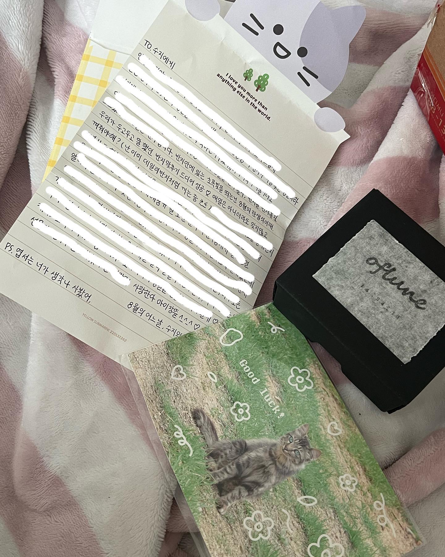 립스틱에 소고기까지 보내줘놓고 ,,

끈질지게 집 주소 알아내더니
말로만 맞추자던 반지까지 
혼자 맞춰서 보내주는 승짱🥹💗

이 마음도 게시물도 평생 박제할테야
울언니 싸룽행!!!!!!!!!!!!! ❤️‍🔥🫶🏻❤️‍🔥

당신도 평생 내꺼야
절대 안 빼고 맨날 하고 다닐게 알라뷰