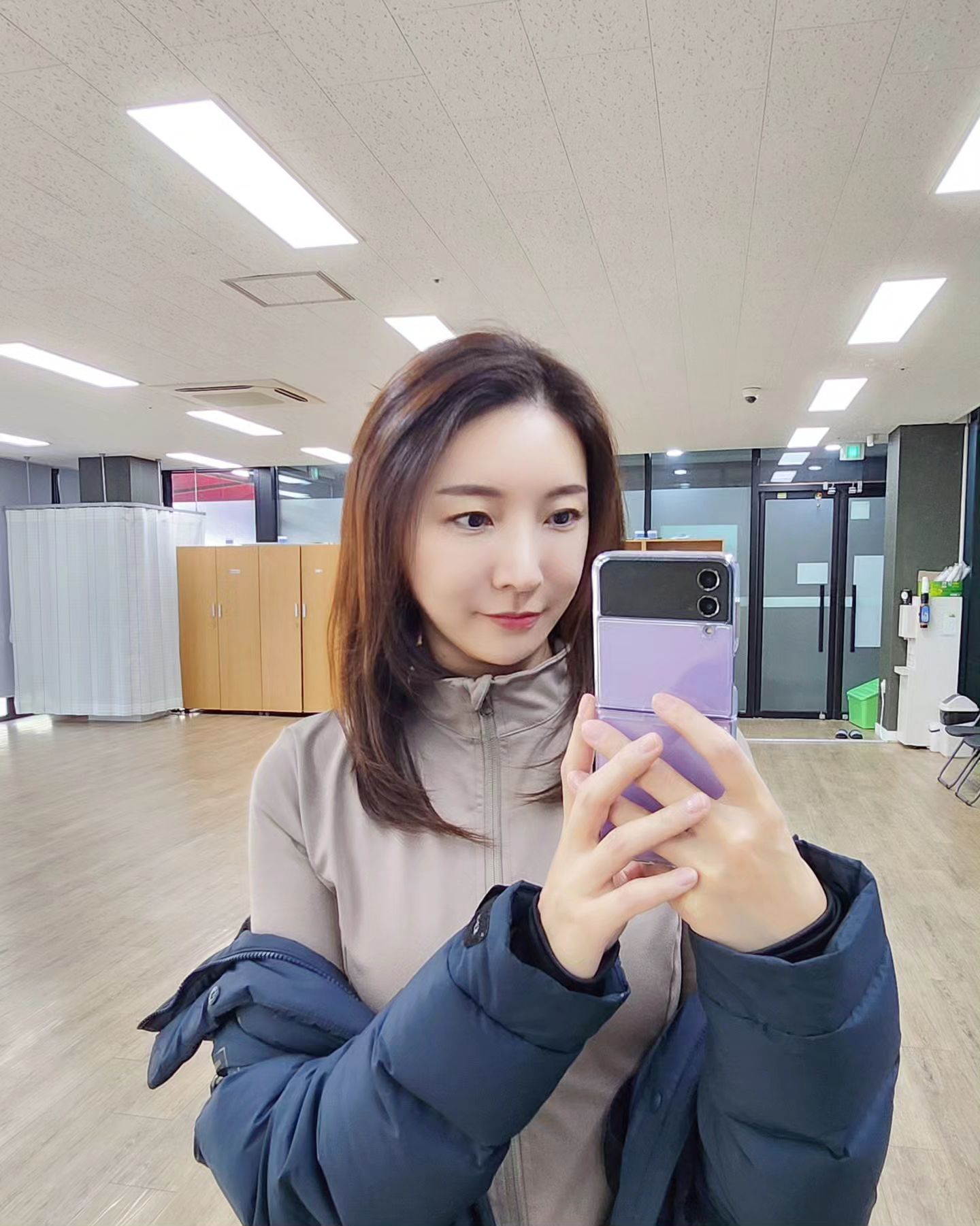 엘하🩷

이렇게 추워도 되나 싶을만큼
너무너무 추운 주말이 지났지만
역시 겨울은 겨울이라 오늘도 춥네요😷

한동안은 #패딩 에서 헤어나오지
못할 것 같아요😁ㅋㅋ

어제 새벽 2시까지 처리해야 될 일들을
이것저것 하느라 늦게자는 바람에
혹시나 늦지 않을까 오늘은 평소보다도
더 일찍 준비하고 나왔거든요🚗

그렇게 아침부터 #여유 있게 시작했더니
기분이 너무너무 좋네요🍀

오늘 기분좋은 제 마음만큼
다른분들도 모두모두 기분좋은 하루가
되셨으면 좋겠어요💌

모두들 #월요팅 하시길 바래요
이번 한주도 모두 화이팅💪

.
.
.

#추워도너무춥다 #다들감기조심
#기분좋은하루 #이번주도화이팅팅
#긍정의힘 #행복한하루 #즐거워

#운동하는여자 #운동하는사람 #운동강사
#필라테스강사 #요가강사 #프리랜서강사
#운동소통 #운동맞팔 #선팔맞팔 #소통
#일상소통 #소통환영 #맞팔환영 #좋반
#협찬환영 #협찬문의 #디엠주세요
#workout #coaching_instructor